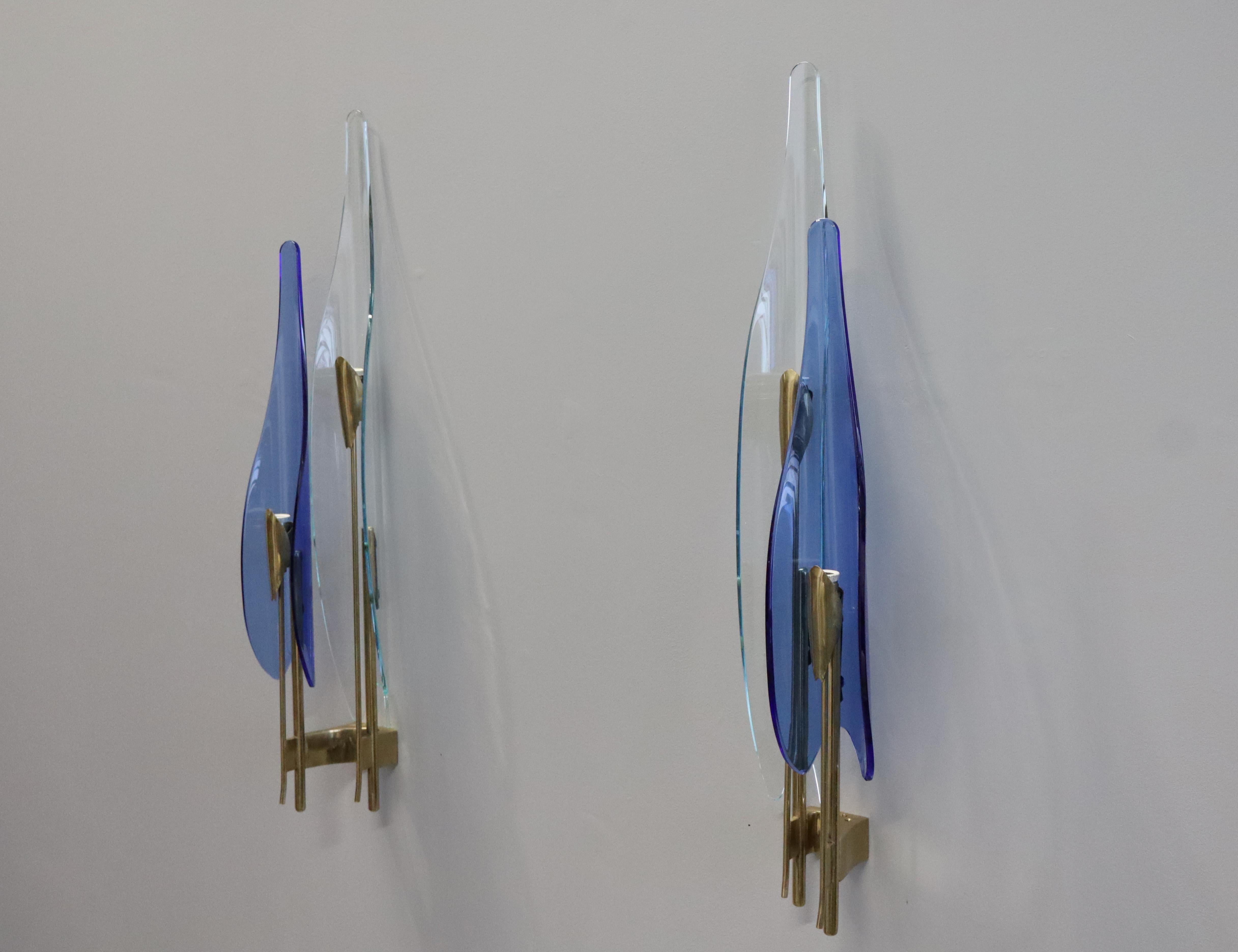 Quattro applique 'Dahlia' di Max Ingrand per Fontana Arte. Modell #1461. 
Dieses Modell umfasst ein rotes blaues und ein dreifarbiges Vetro. 
Le appliques sono nelle loro condizioni originali. Non è stato effettuato alcun restauro. Tutte le parti