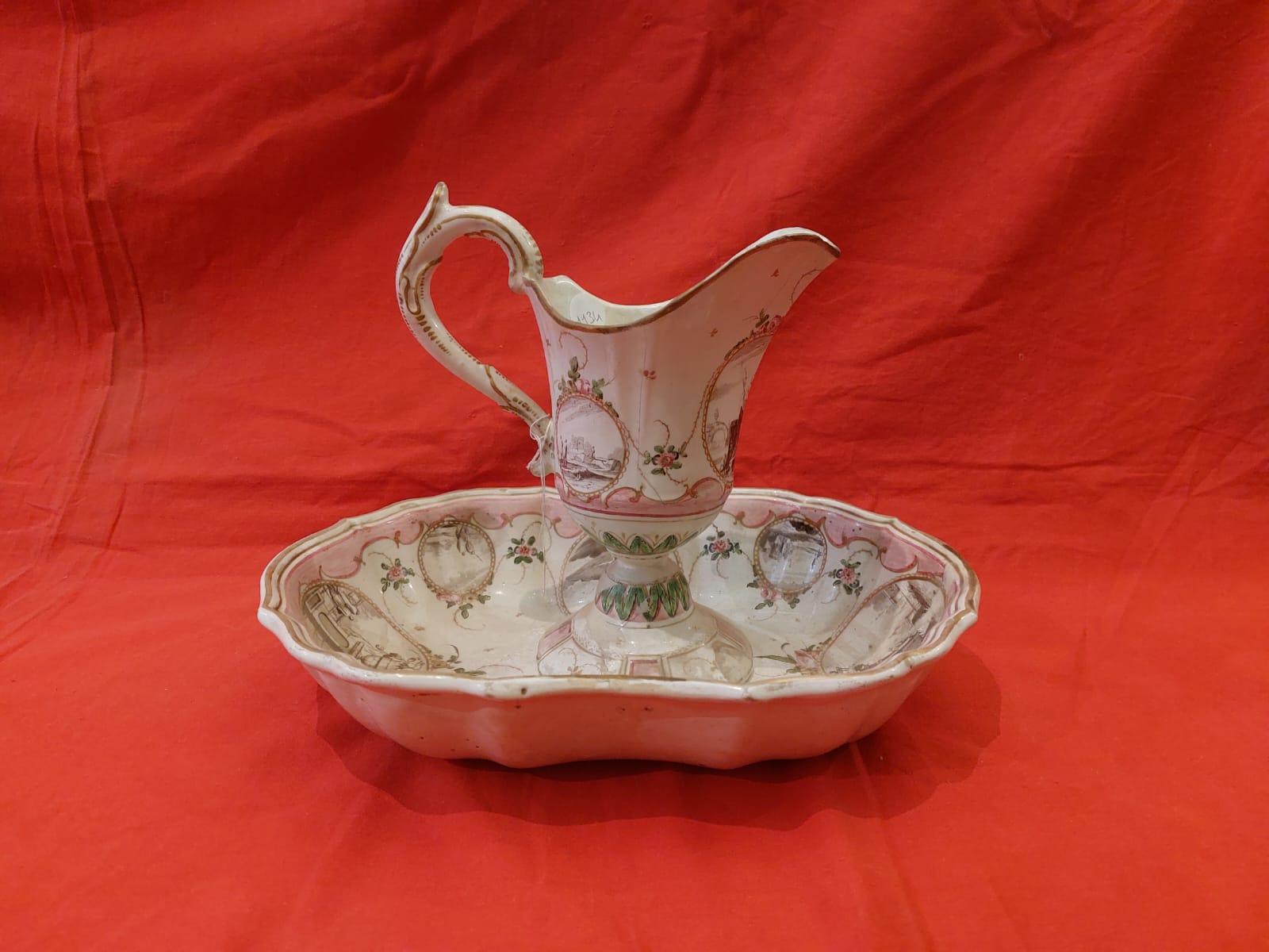 Italian Quattro caraffe con catini in ceramica in vendita