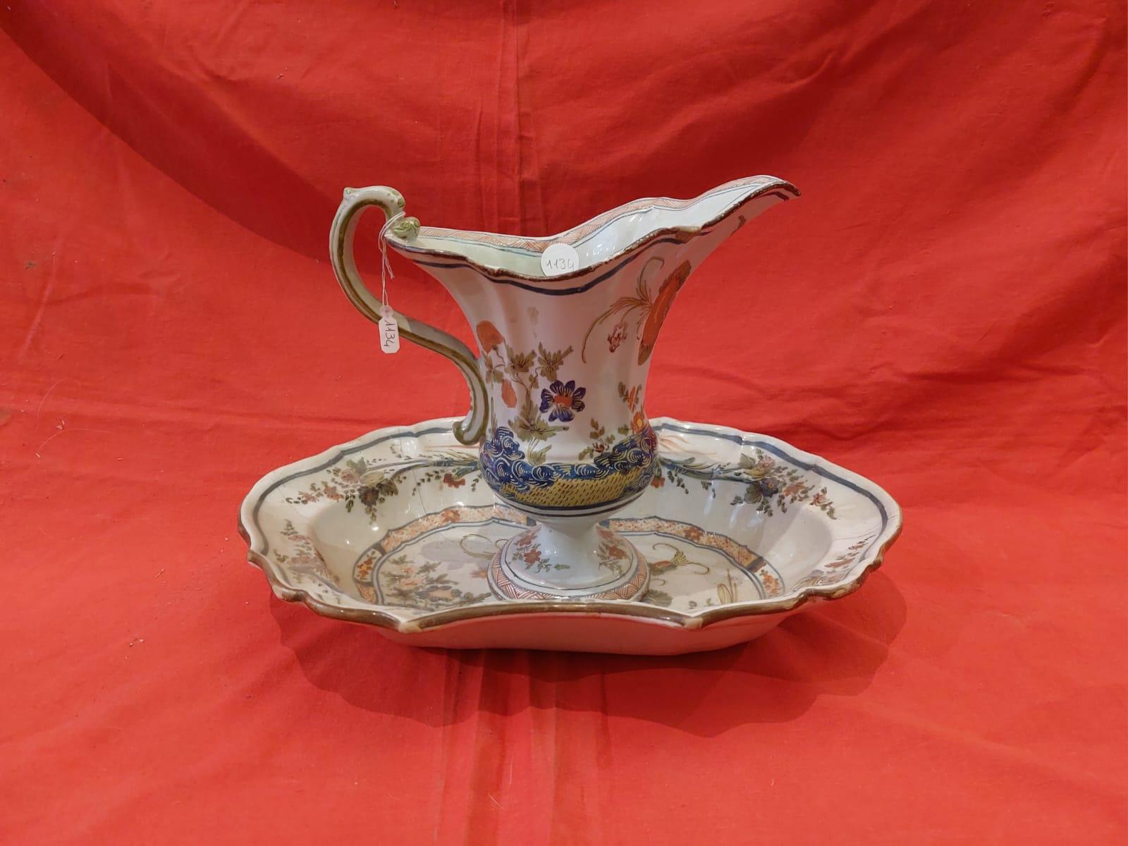Fatto a mano Quattro caraffe con catini in ceramica in vendita