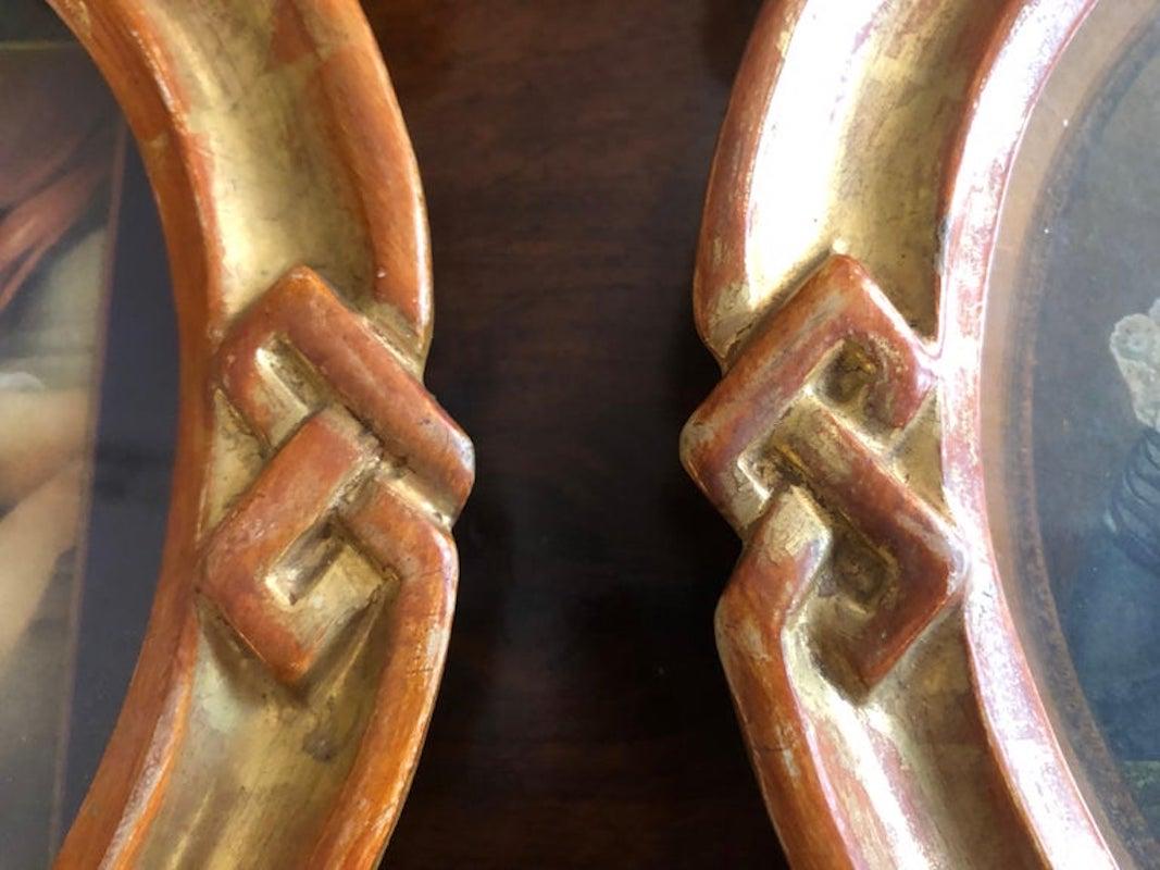 Set di quattro Cornici Antiche Dorate di forma ovale con piedi ferini e cimasa a forma di conchiglia e due decorazioni mediane costituite dall’intreccio della sagoma della cornice esterna che forma un motivo geometrico originale. Una bella doratura