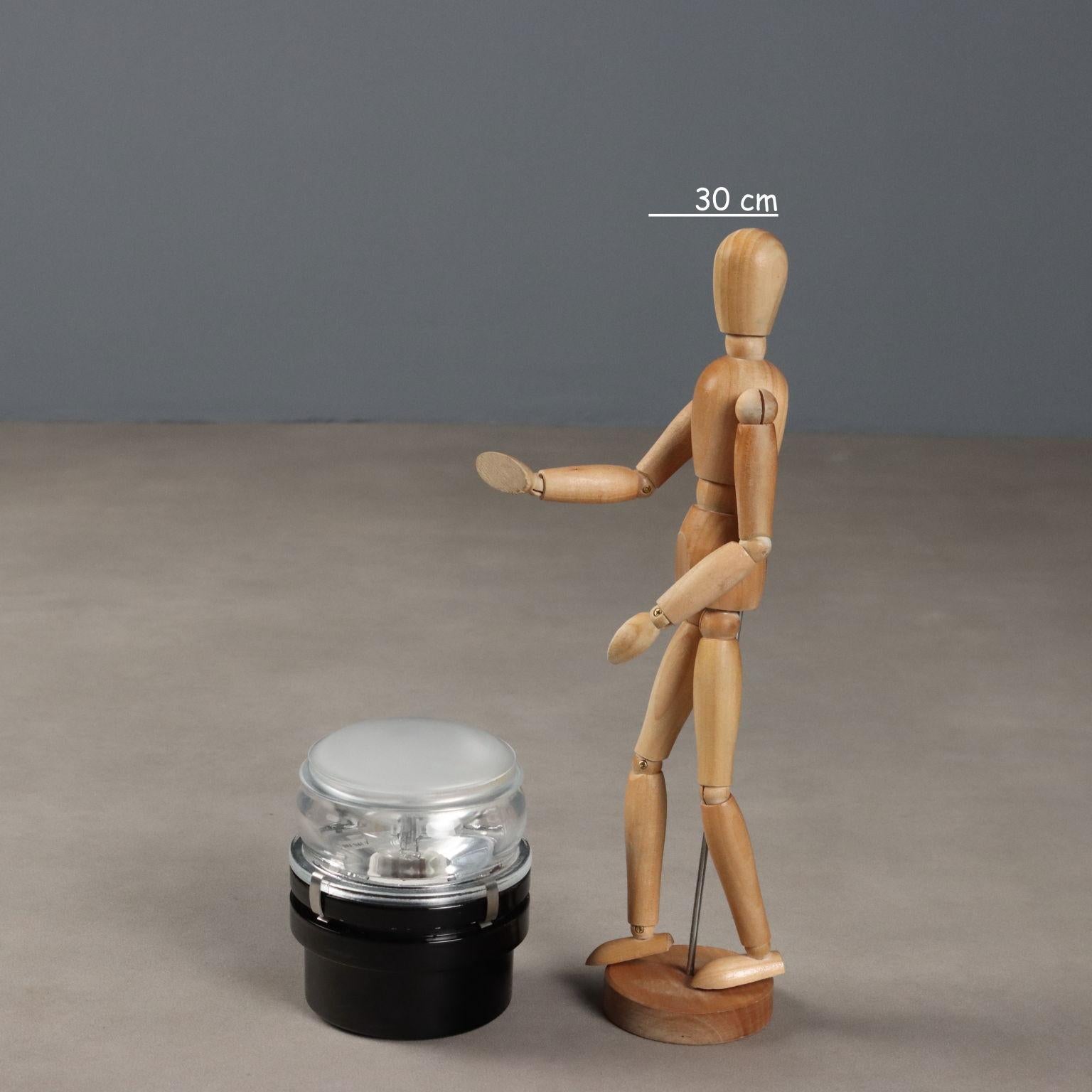 Ensemble de lampes à pied ou à facettes pour l'intérieur et l'extérieur conçu dans les années 60 par Joe Colombo. Présenter le corps en métal lisse Nero et le diffuseur en vetro en lenteur de Fresnel. Présente 1 Attacco E14.