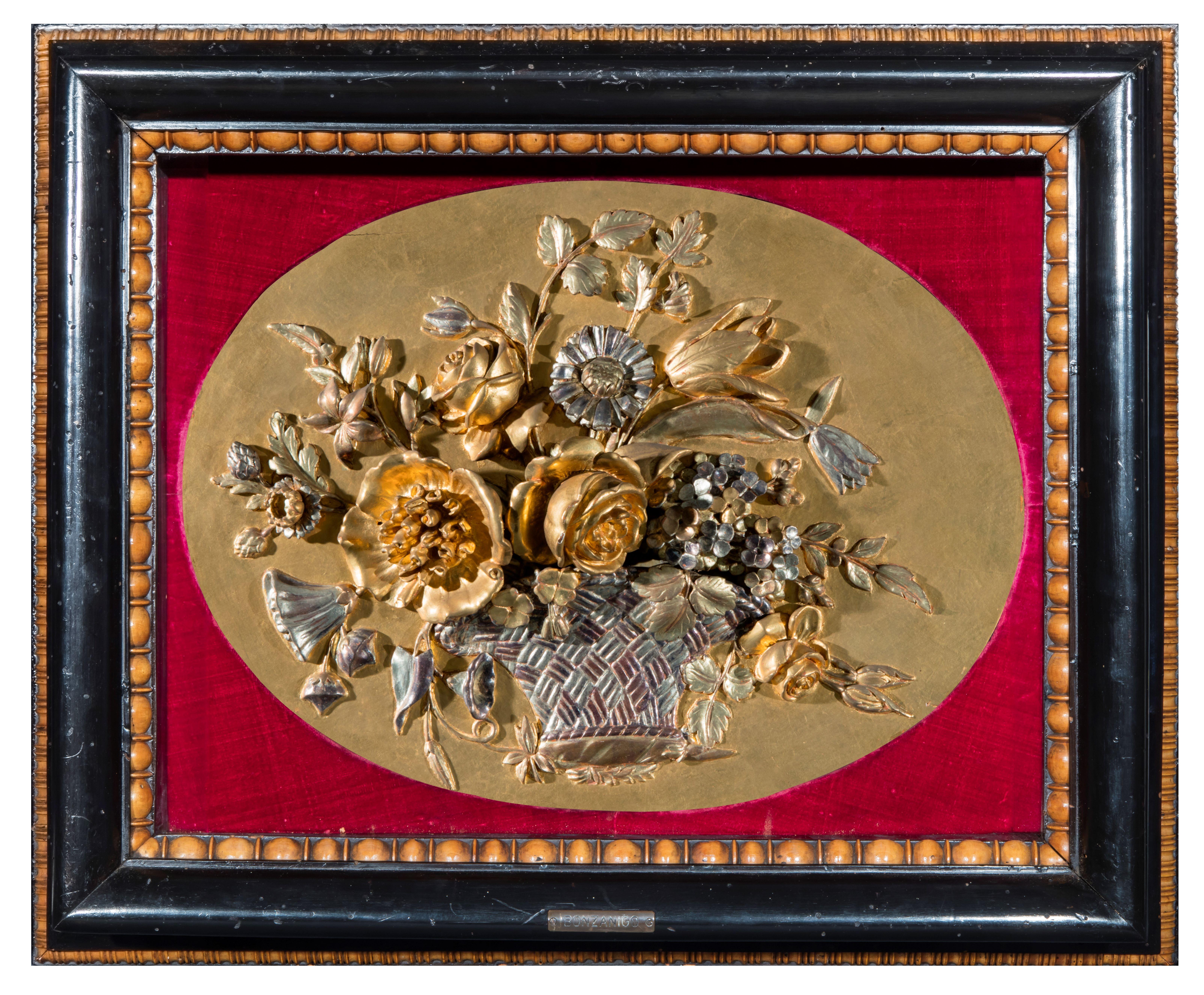 Vier geschnitzte, geschnitzte und vergoldete Holztafeln, Piemont, frühes 19. Jahrhundert, Darstellung von Blumenkörben, in Rahmen aus ebonisiertem Holz und Ahorn, Gesamtmaße: 47x57x12 cm