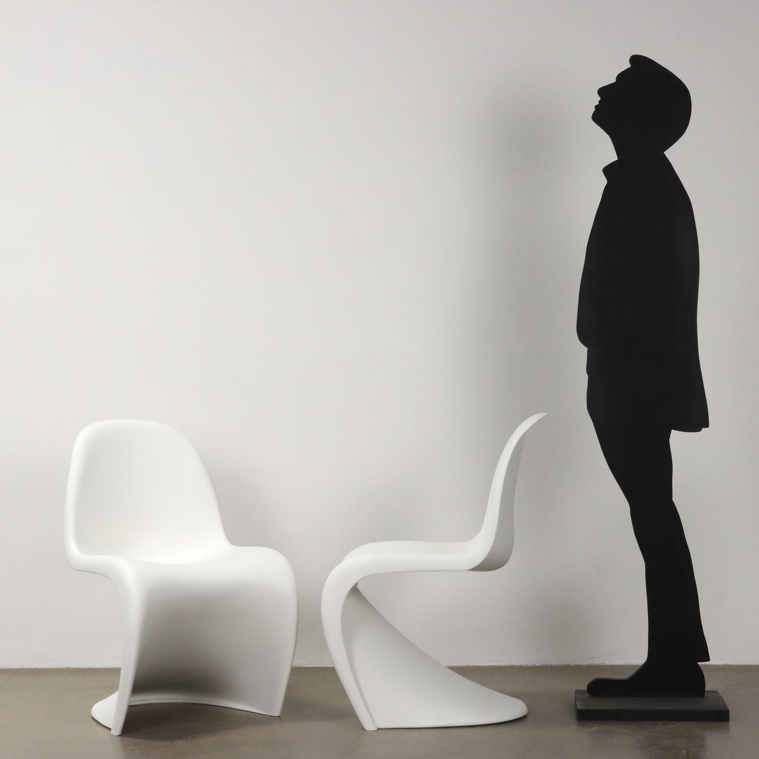 Satz von vier Stühlen, entworfen von Verner Panton für eine Vitra-Produktion aus den 1980er-1990er Jahren. Sie bestehen aus weißem Kunststoff und tragen den Markennamen. 