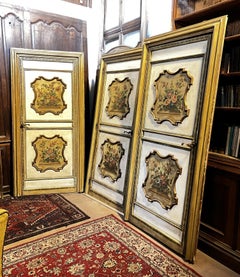 Cuatro puertas lacadas y pintadas con delicadeza por ambos lados, al estilo rococó.