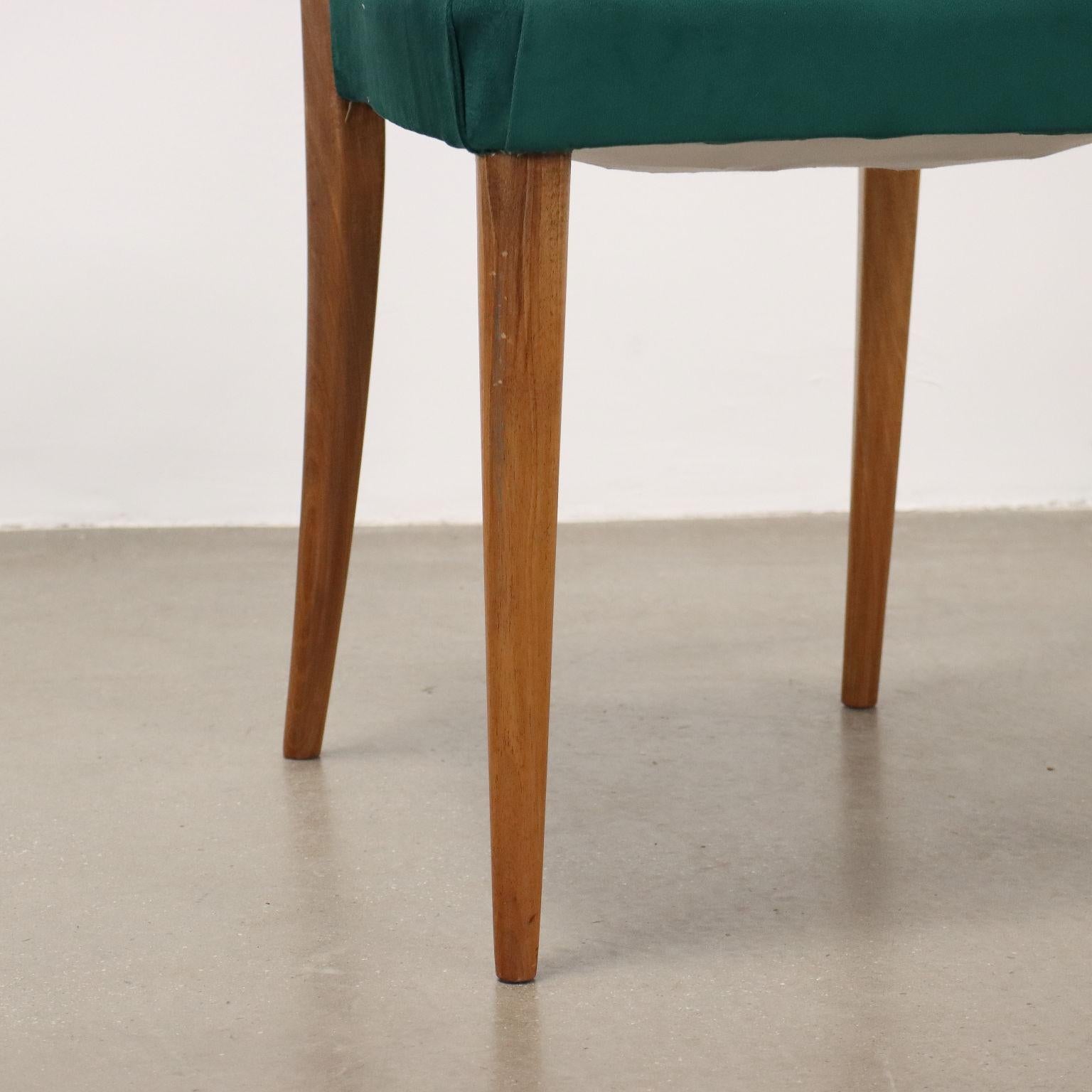 Vier 1950er Stühle mit grünen Sitzen (Stoff) im Angebot