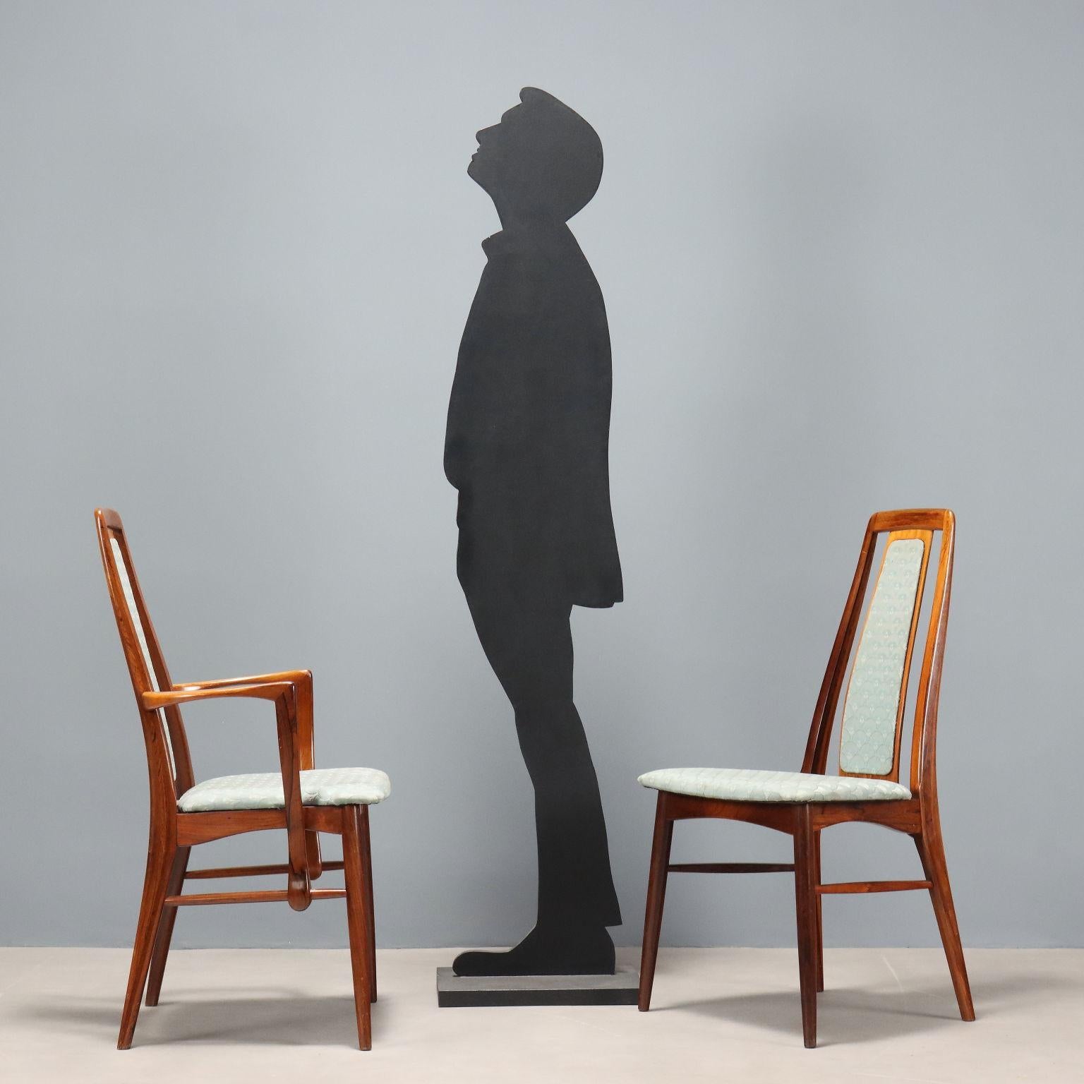 Ensemble de quatre chaises de salle à manger vintage, dont une avec accoudoirs, avec structure en bois apparente, assise et dossier en tissu. Bon état.