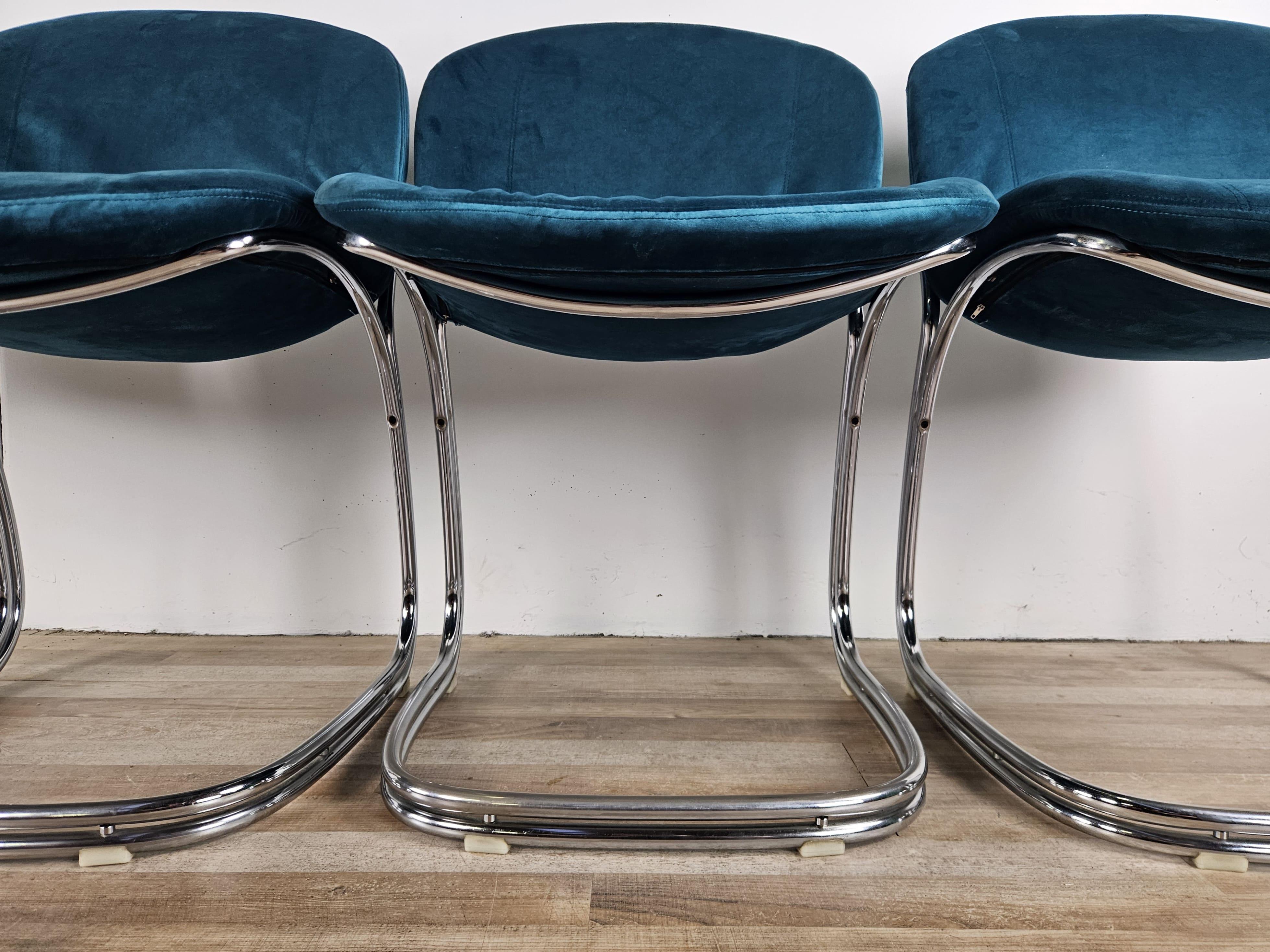 Quattro sedie anni '70 in tubolare rivestite in velluto azzurro im Angebot 3