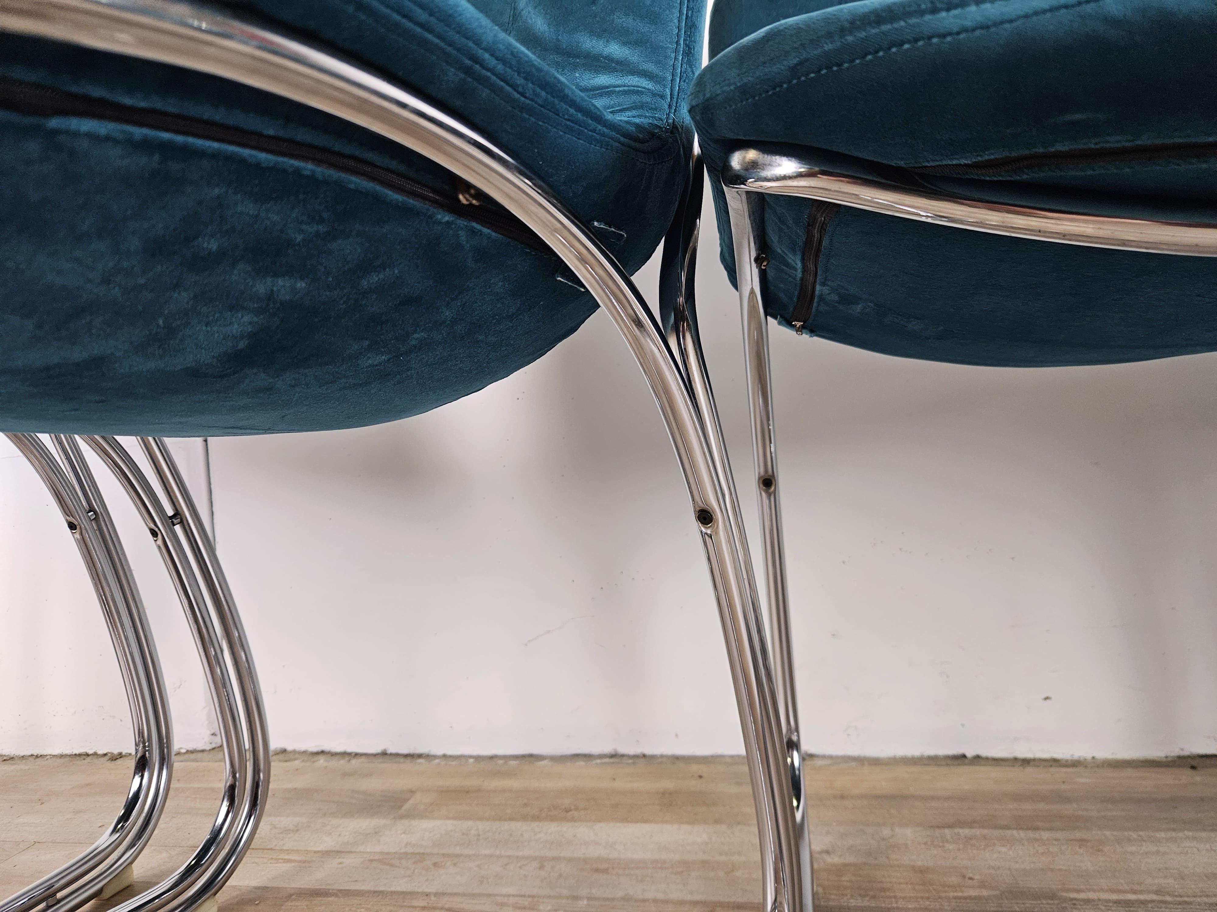 Quattro sedie anni '70 in tubolare rivestite in velluto azzurro im Angebot 4