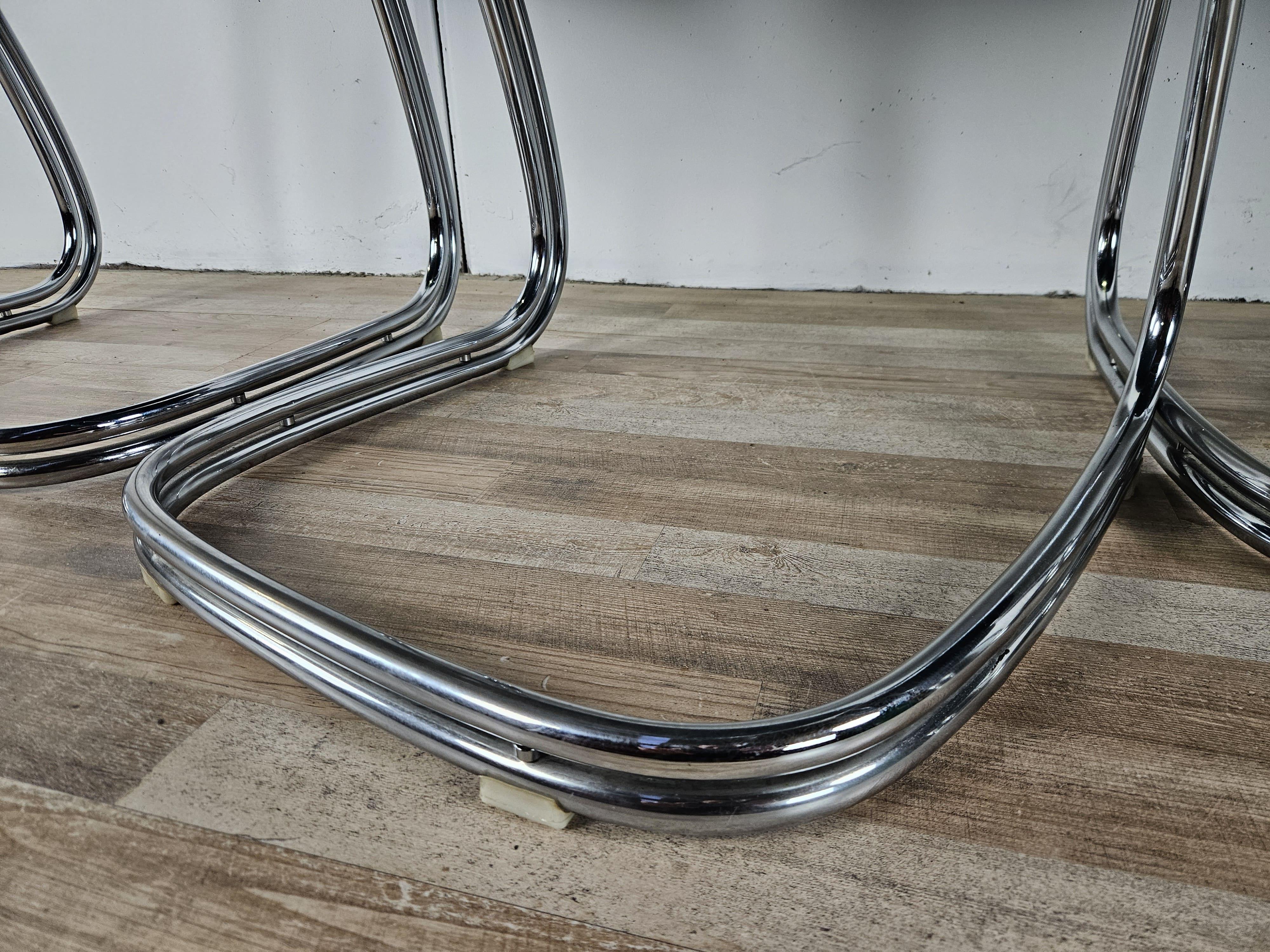 Quattro sedie anni '70 in tubolare rivestite in velluto azzurro im Angebot 5