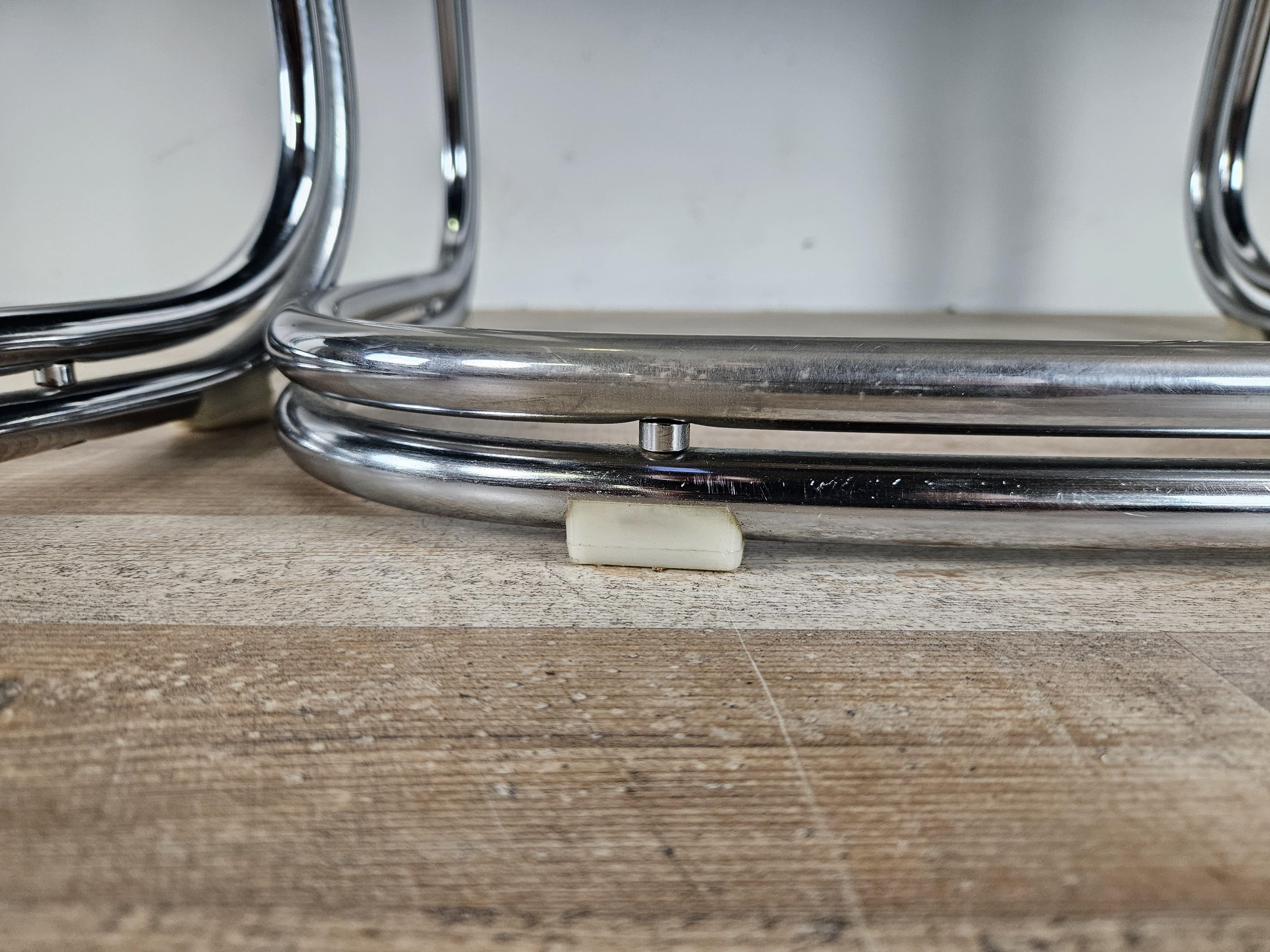 Quattro sedie anni '70 in tubolare rivestite in velluto azzurro im Angebot 6