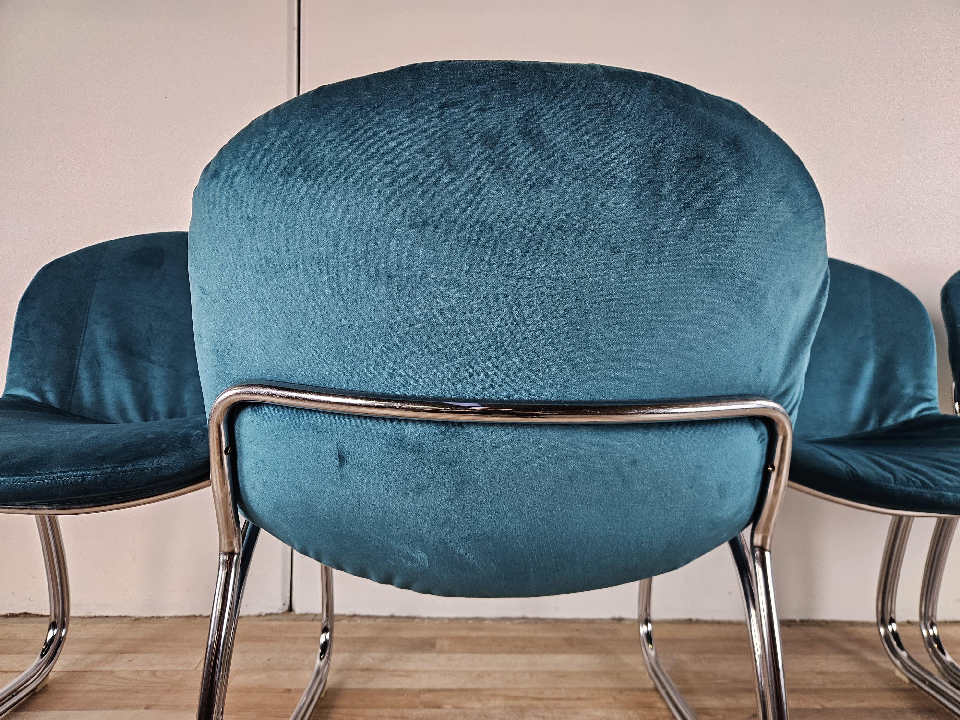 Quattro sedie anni '70 in tubolare rivestite in velluto azzurro im Angebot 7