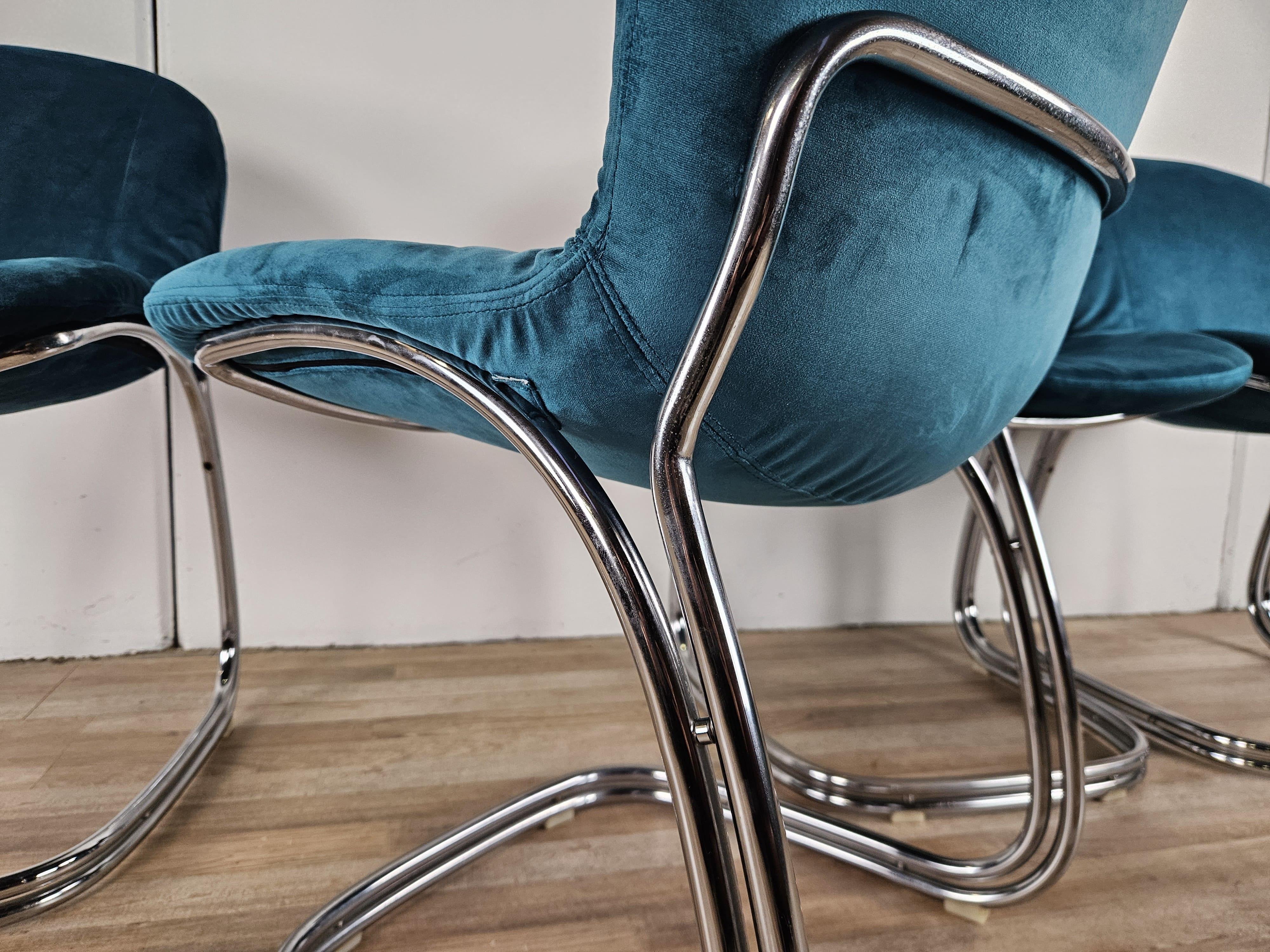 Quattro sedie anni '70 in tubolare rivestite in velluto azzurro im Angebot 8