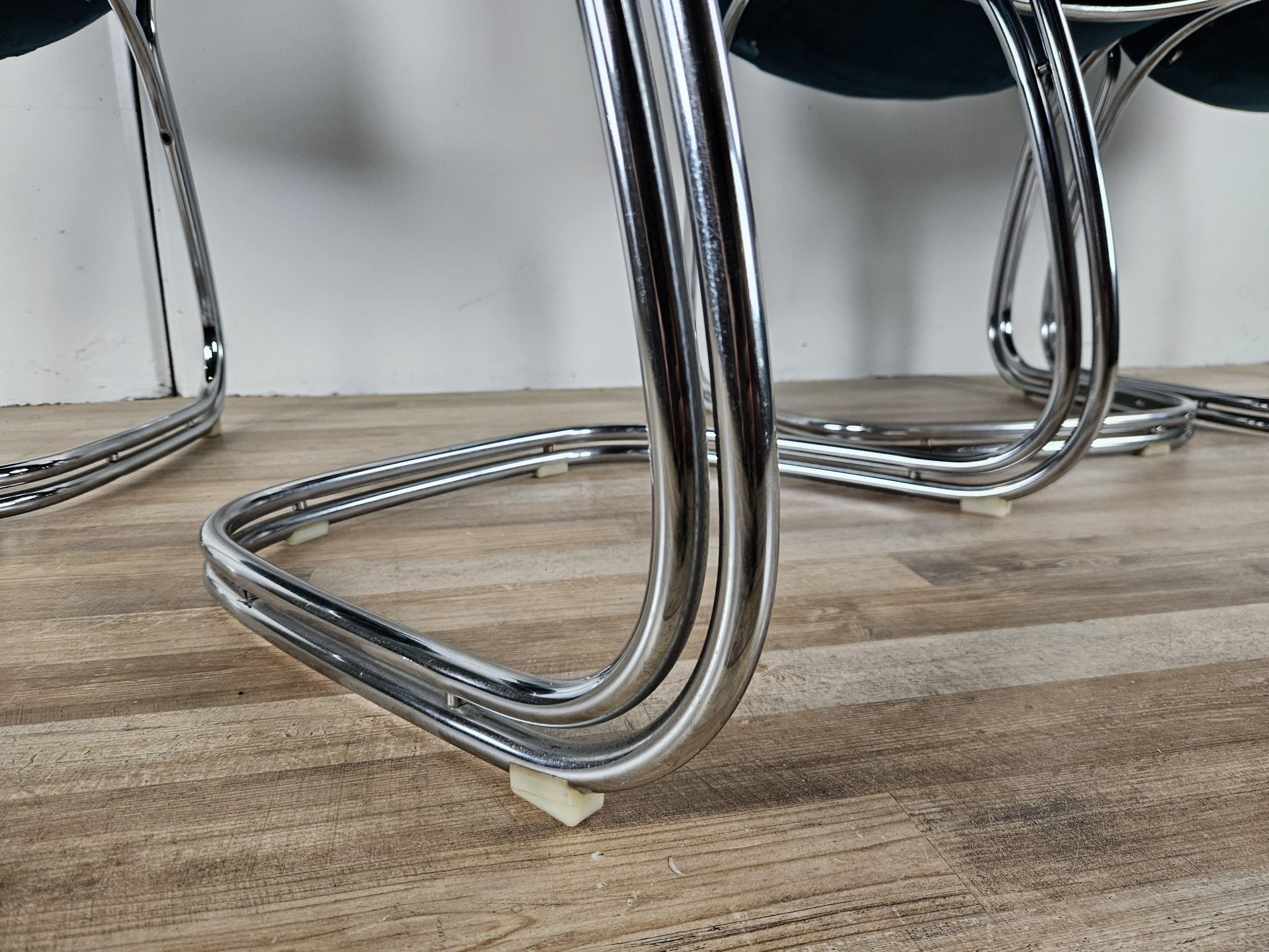 Quattro sedie anni '70 in tubolare rivestite in velluto azzurro im Angebot 9