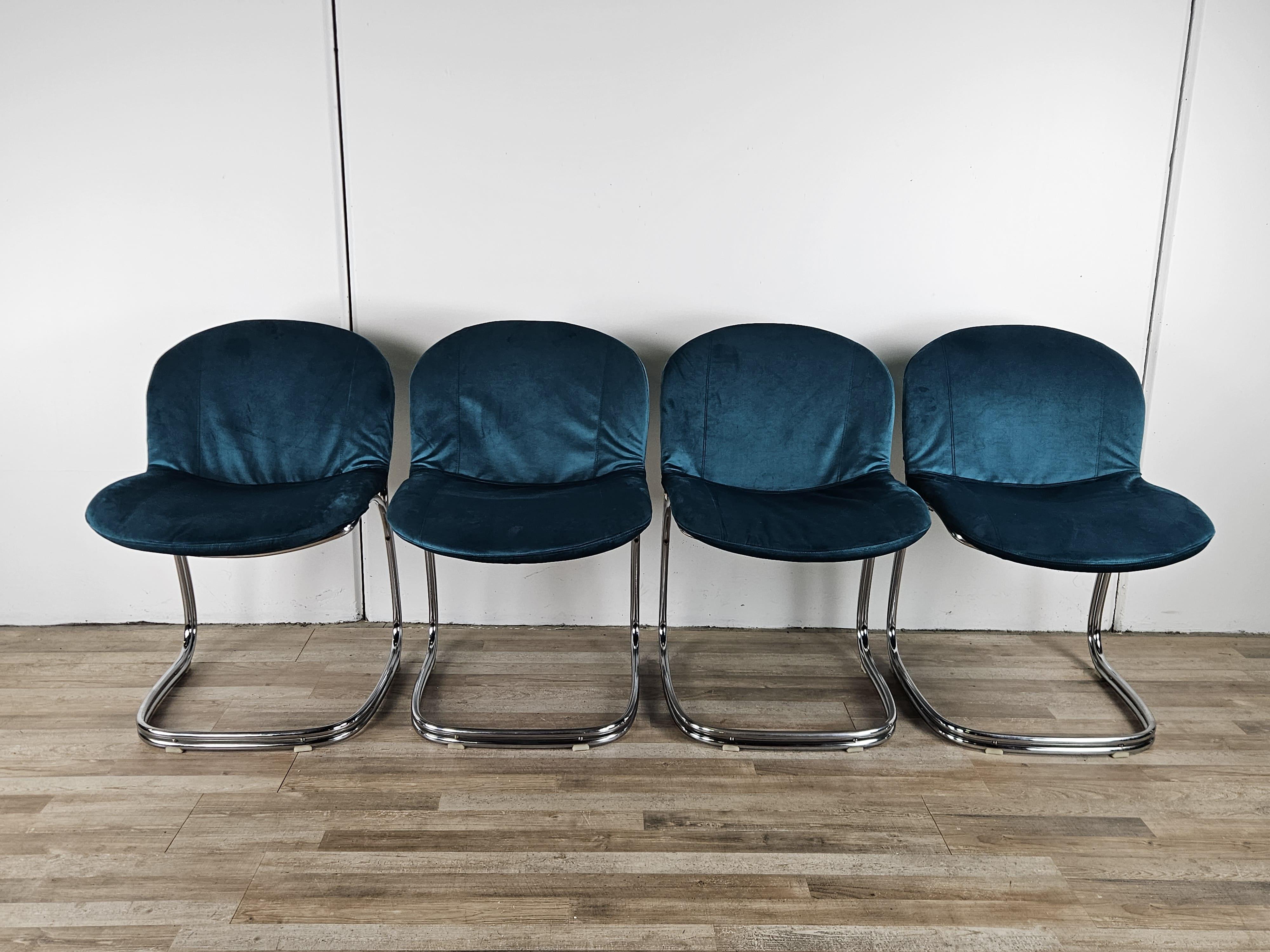 Set von vier Sesseln/Poltroncine Vintage aus den 70er Jahren mit verchromtem Metallgehäuse und schwarzem Nietenbesatz.

Sie sind äußerst komfortabel und können in verschiedenen Bereichen wie dem Pausenraum oder dem Wohnzimmer eingesetzt werden, aber