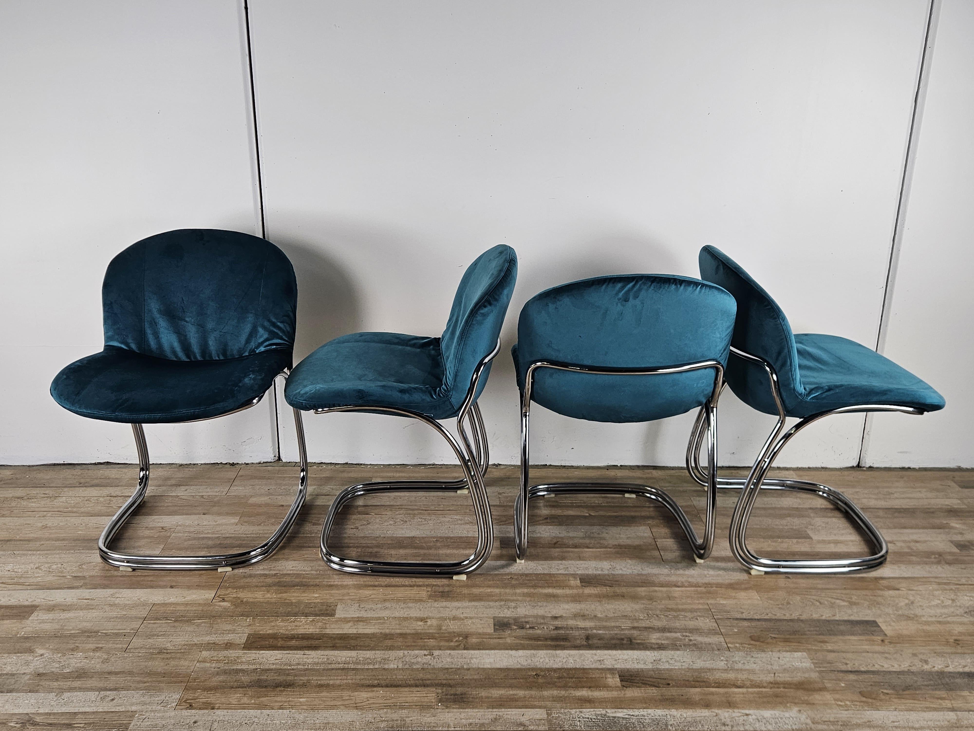 Quattro sedie anni '70 in tubolare rivestite in velluto azzurro (Moderne der Mitte des Jahrhunderts) im Angebot