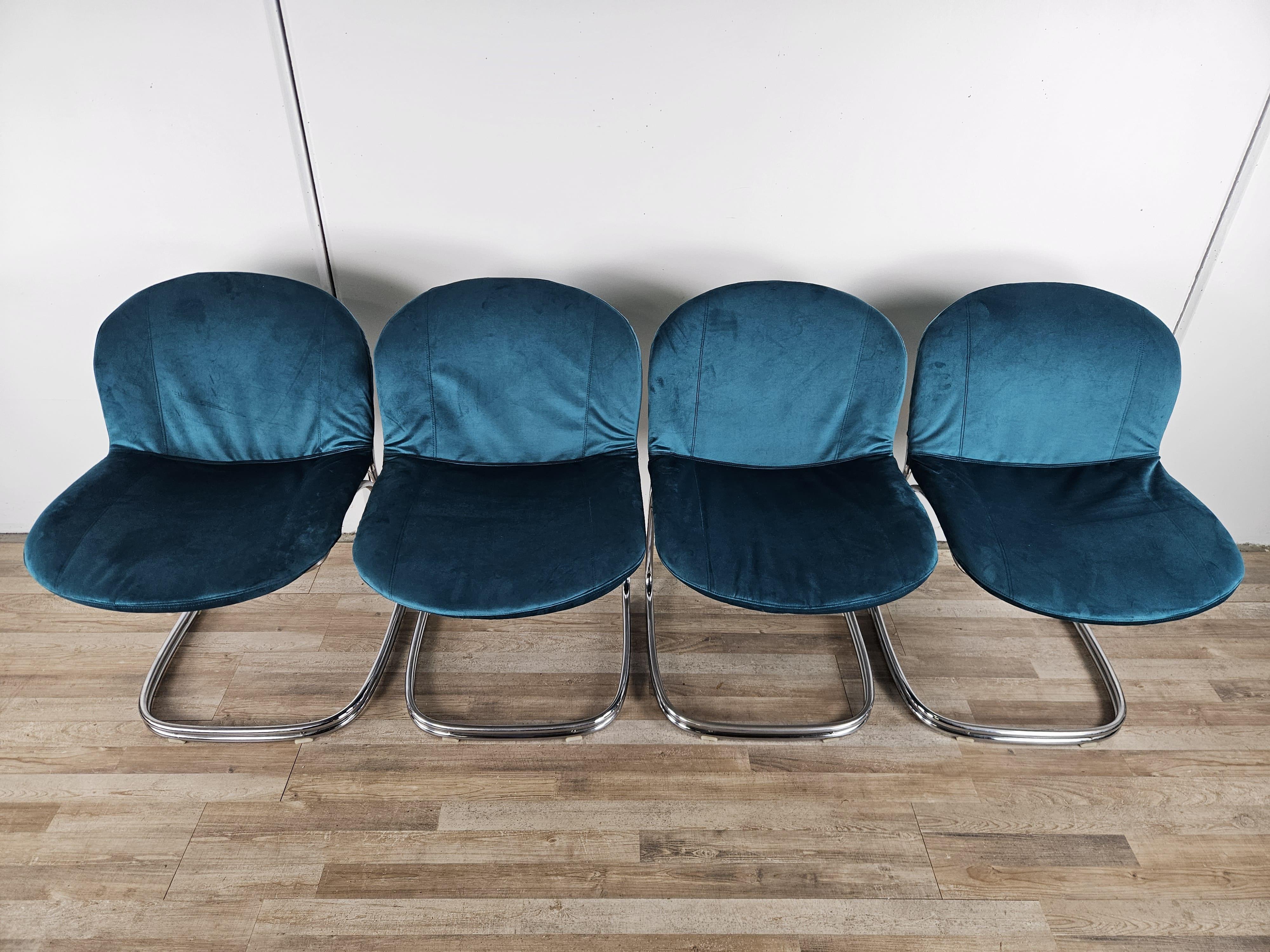 Quattro sedie anni '70 in tubolare rivestite in velluto azzurro (Italienisch) im Angebot