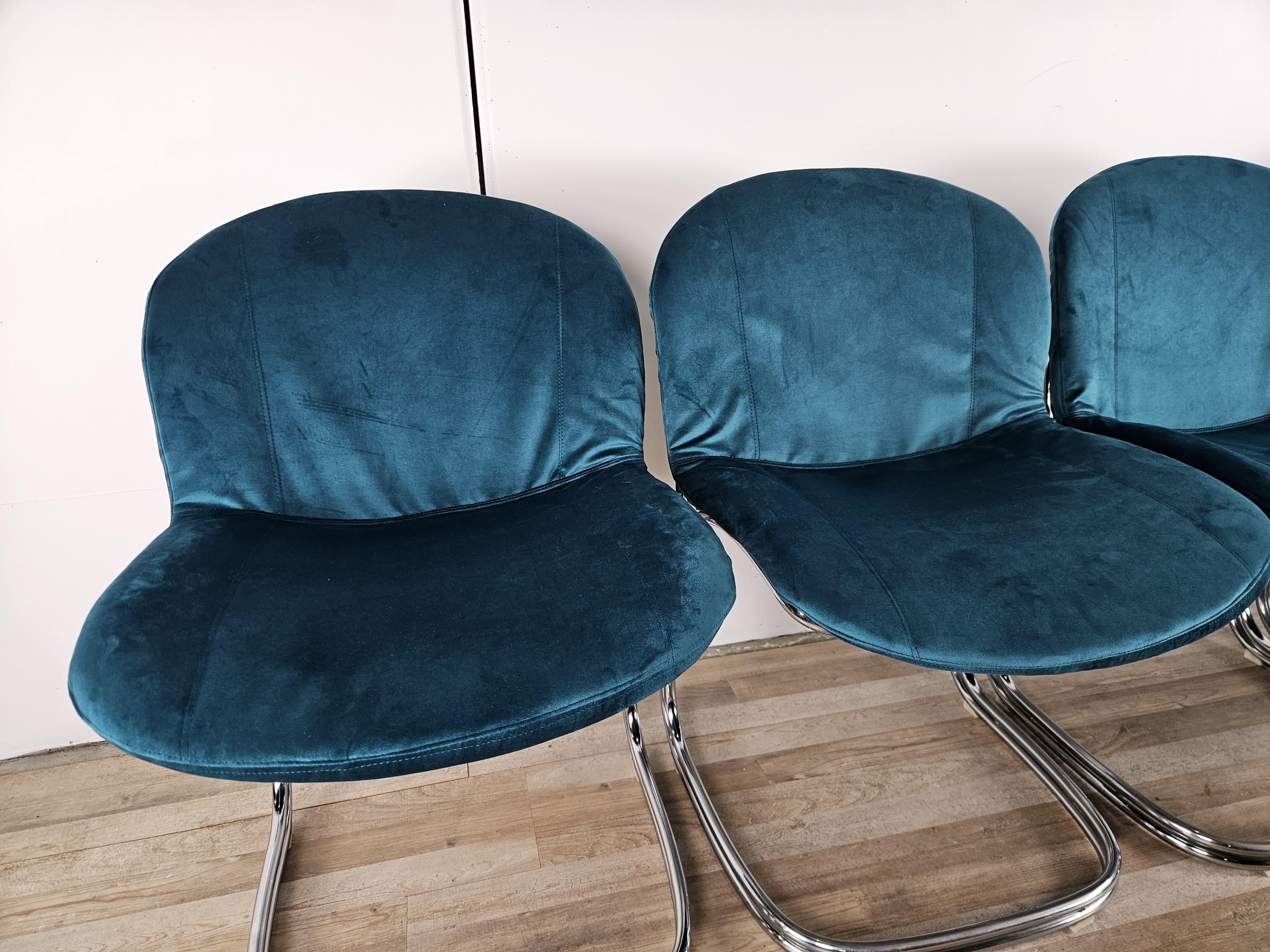 Quattro sedie anni '70 in tubolare rivestite in velluto azzurro im Zustand „Gut“ im Angebot in Premariacco, IT