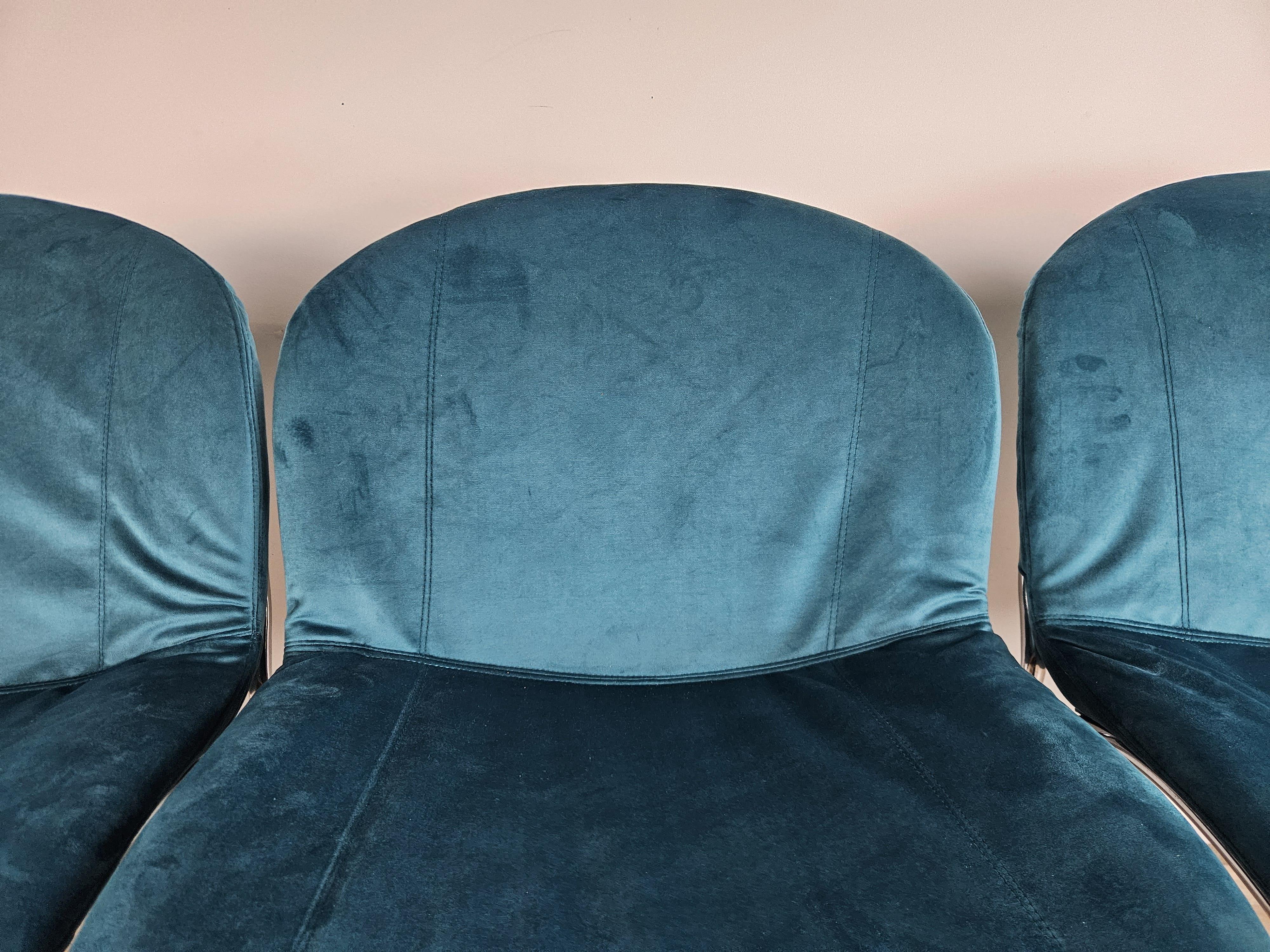 Quattro sedie anni '70 in tubolare rivestite in velluto azzurro (Ende des 20. Jahrhunderts) im Angebot