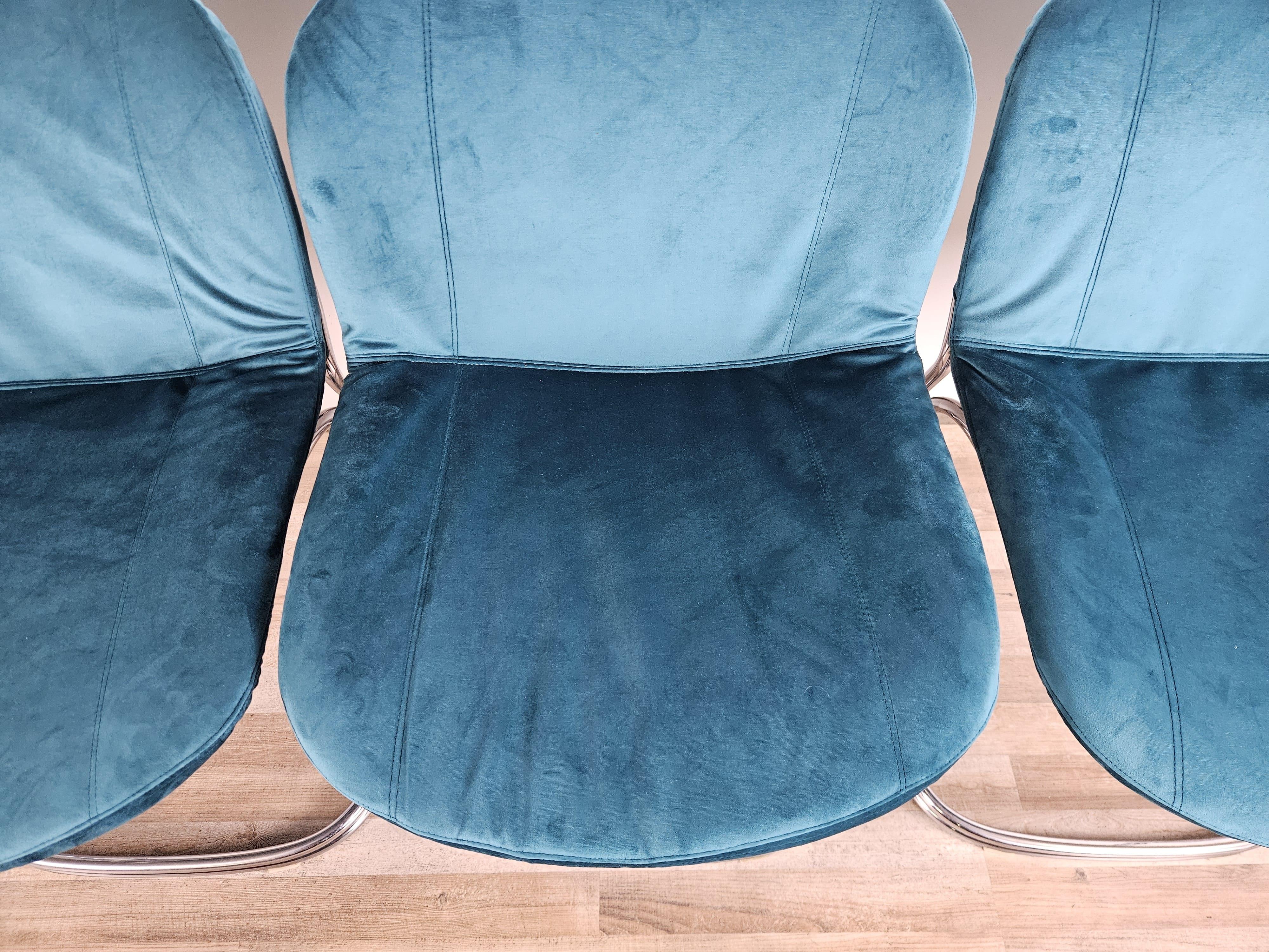 Quattro sedie anni '70 in tubolare rivestite in velluto azzurro (Metall) im Angebot