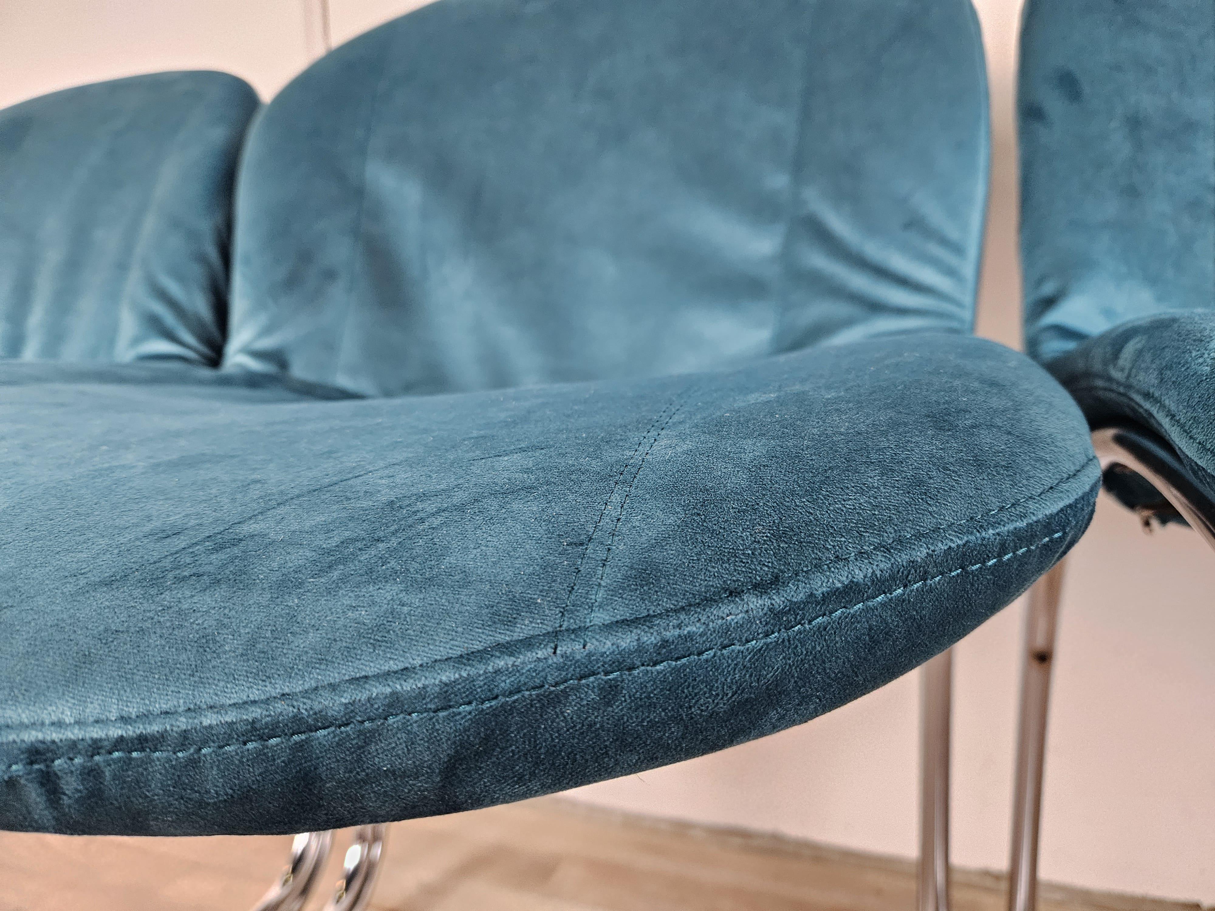 Quattro sedie anni '70 in tubolare rivestite in velluto azzurro im Angebot 1