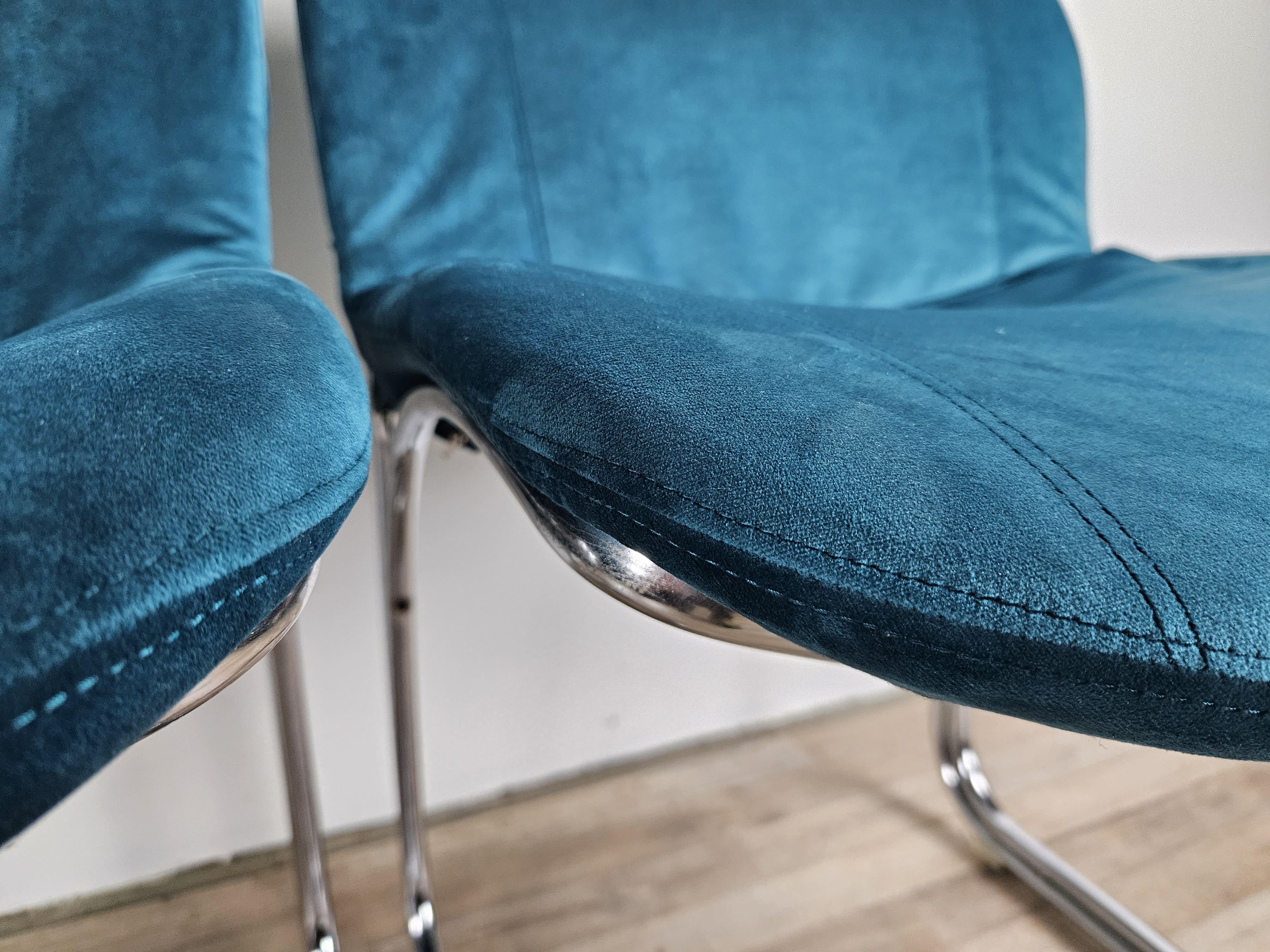 Quattro sedie anni '70 in tubolare rivestite in velluto azzurro im Angebot 2