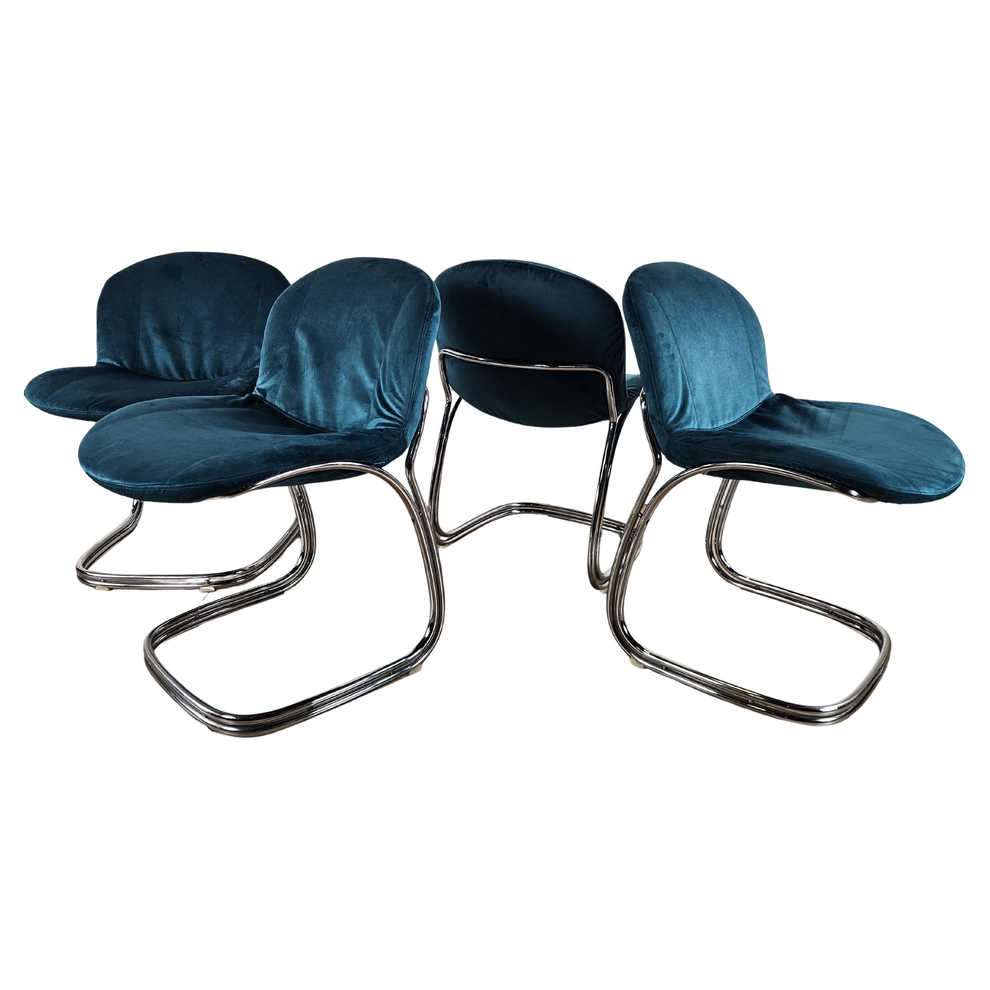 Quattro sedie anni 
70 in tubolare rivestite in velluto azzurro