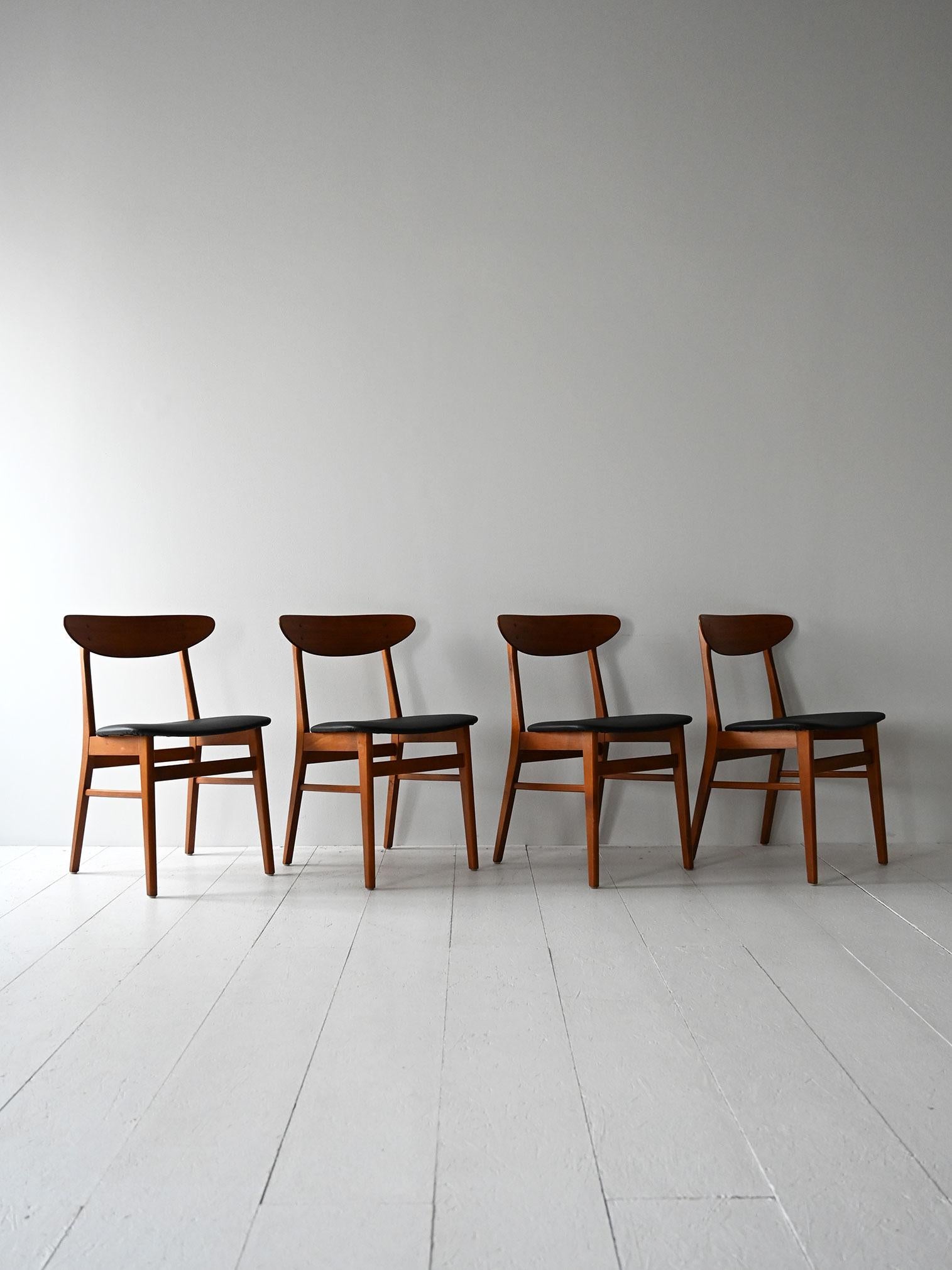 Quatre chaises danoises en teck des années 1960 avec des sièges en faux cuir noir, fabriquées par Farstrup.

Ensemble composé de quatre chaises danoises vintage produites par Farstrup dans les années 1960. La structure est en teck, le dossier est