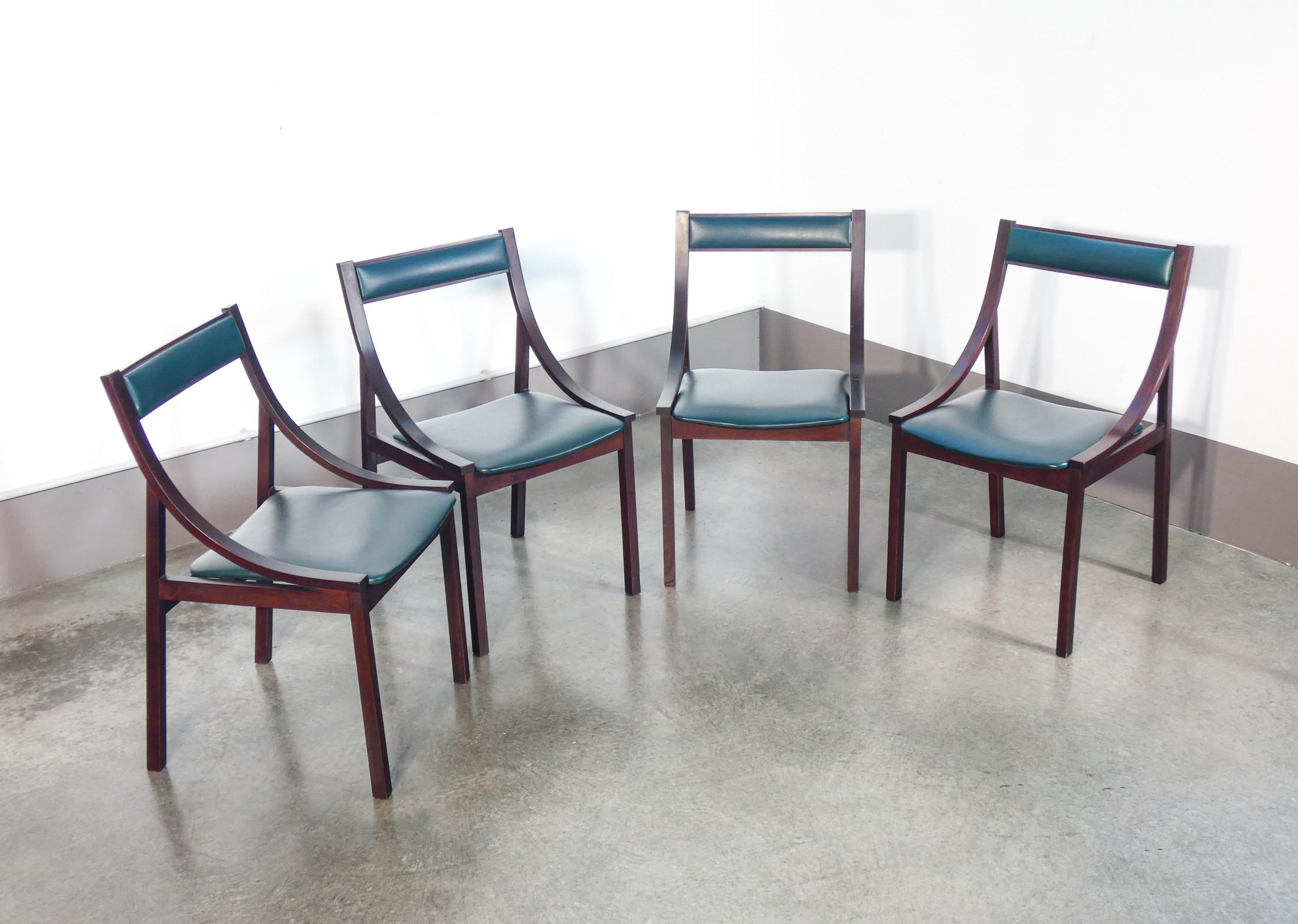Vier Stühle
entwurf Carlo DE CARLI
für SORMANI.
Italien, 60er Jahre

URSPRUNG
Italien

PERIOD
1960s

DESIGNER
Carlo DE CARLI
(1910-1999)

MARK
Sormani

MODELL
Vier Esszimmerstühle

MATERIALIEN
Holz

ABMESSUNGEN
T 51 x B 47 x H 80 cm
sitzfläche: 42
