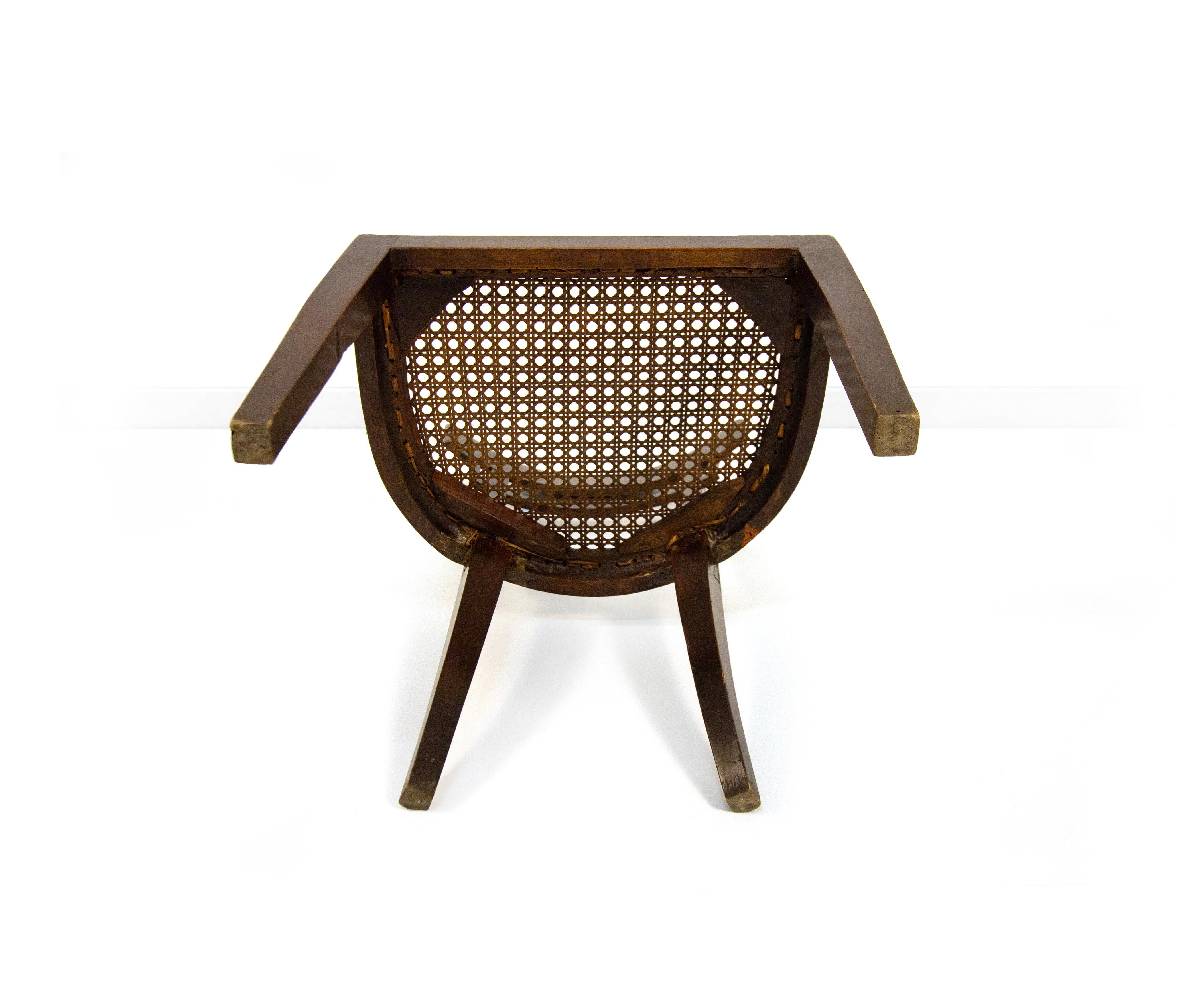 Quattro sedie in mogano, XIX secolo, schienale a giorno con fascia superiore avvolgente, sedile incannucciato e gambe a sciabola, cm 86x48x42, altezza seduta cm 39