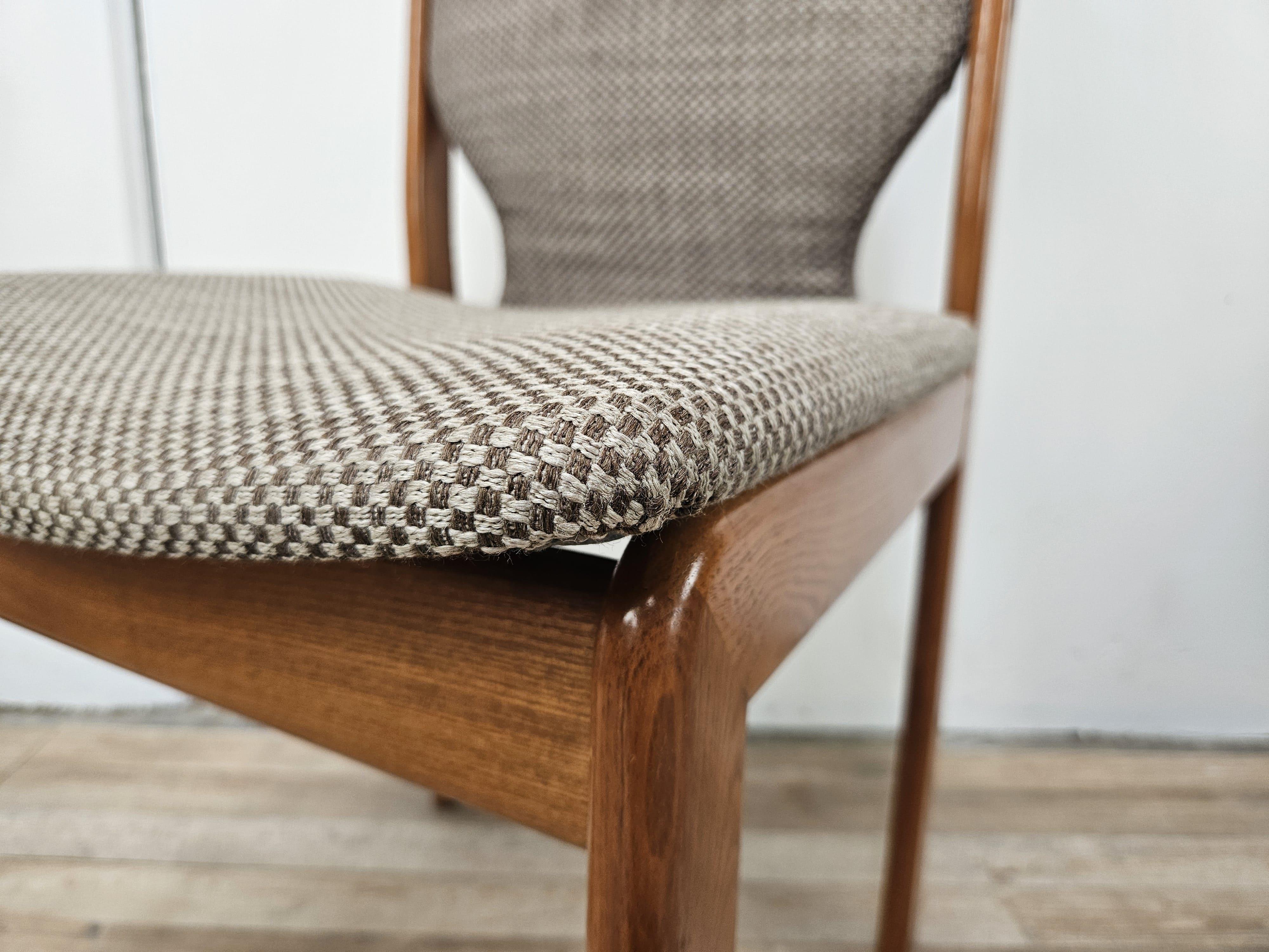 Quatre chaises italiennes des années 1970 en chêne et tissu en vente 7