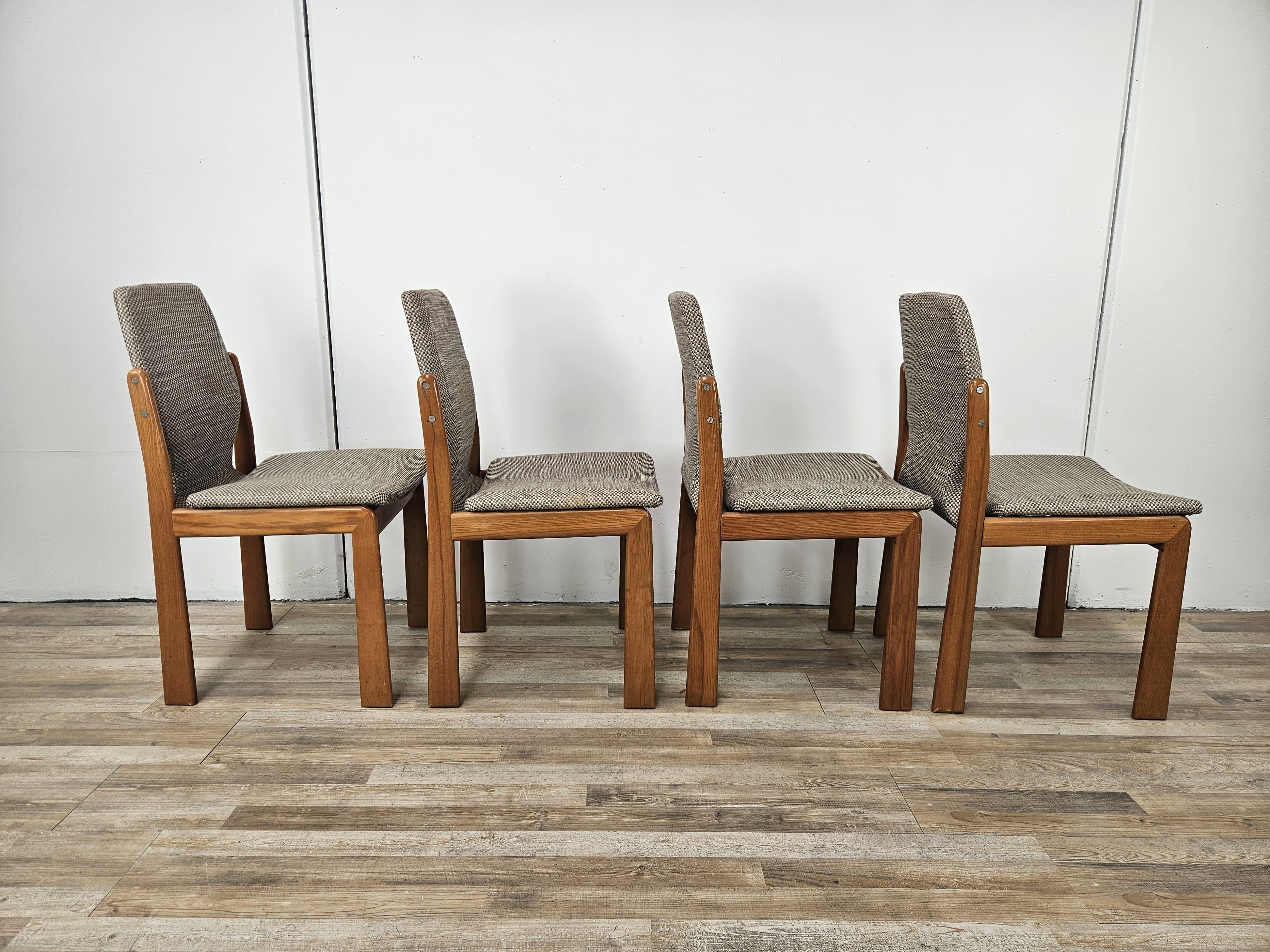 Chaises de salle à manger italiennes des années 1970 en bois de chêne et tissu gris original de l'époque.

Ils se prêtent à tous les décors et à toutes les pièces grâce à leurs lignes douces et fonctionnelles.

Ils présentent des signes normaux