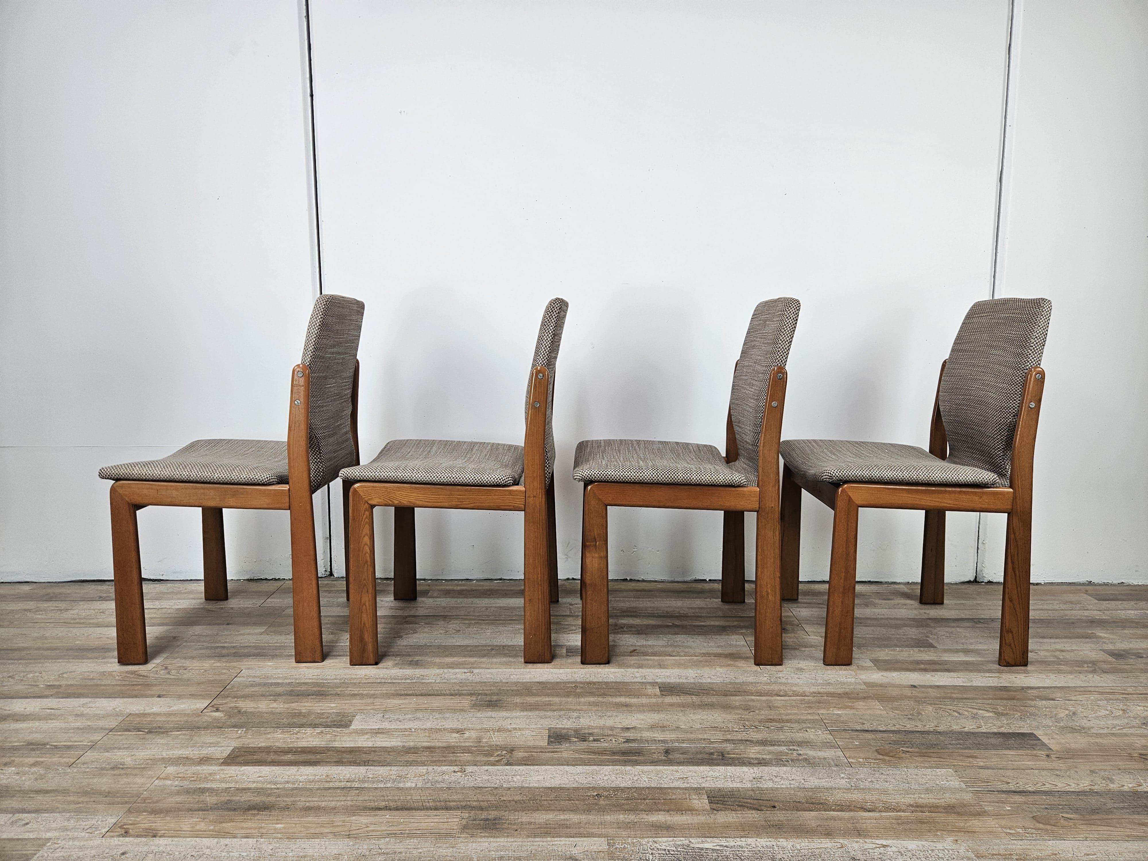 Italian Quatre chaises italiennes des années 1970 en chêne et tissu en vente