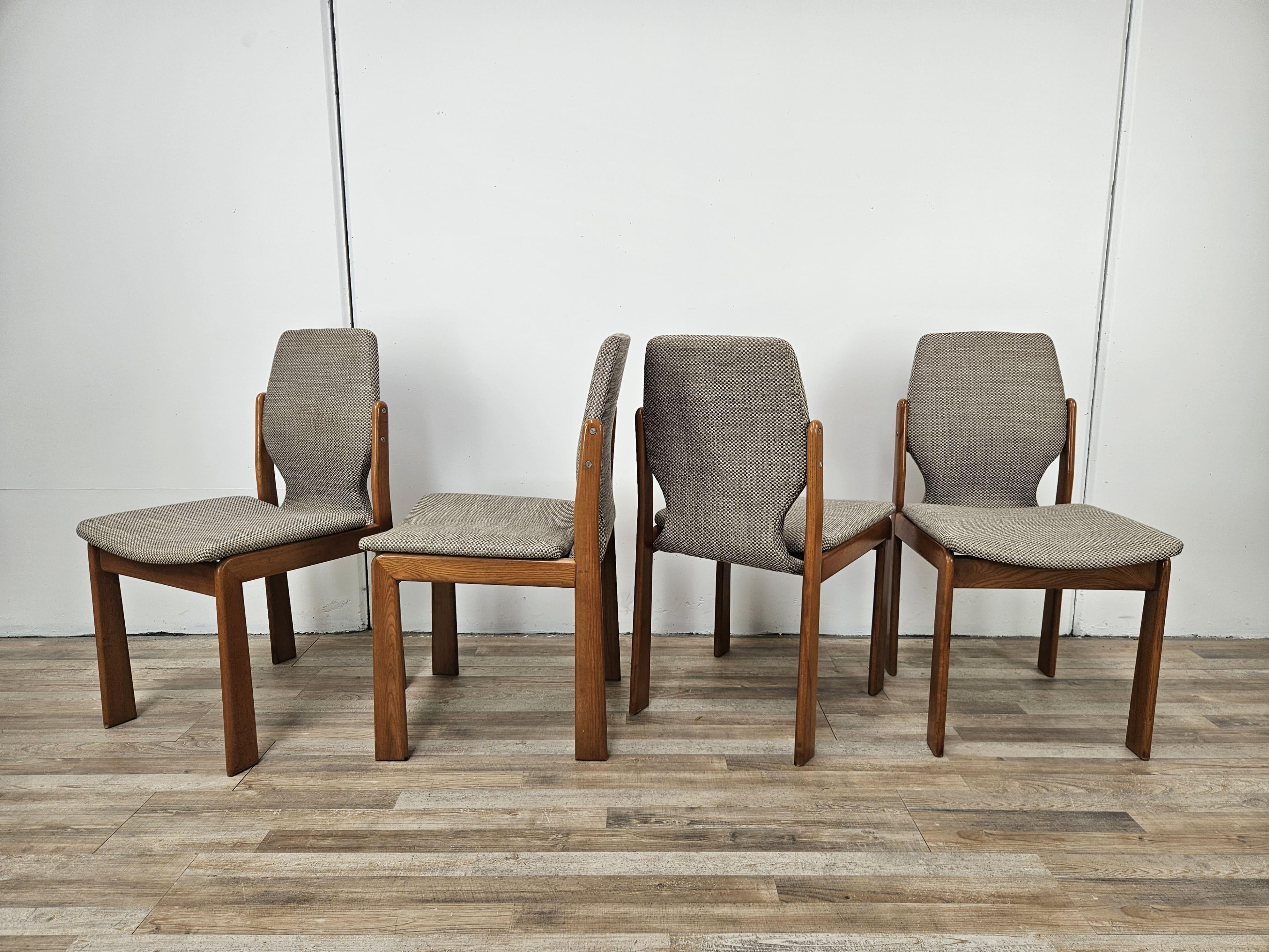 Quatre chaises italiennes des années 1970 en chêne et tissu Excellent état - En vente à Premariacco, IT