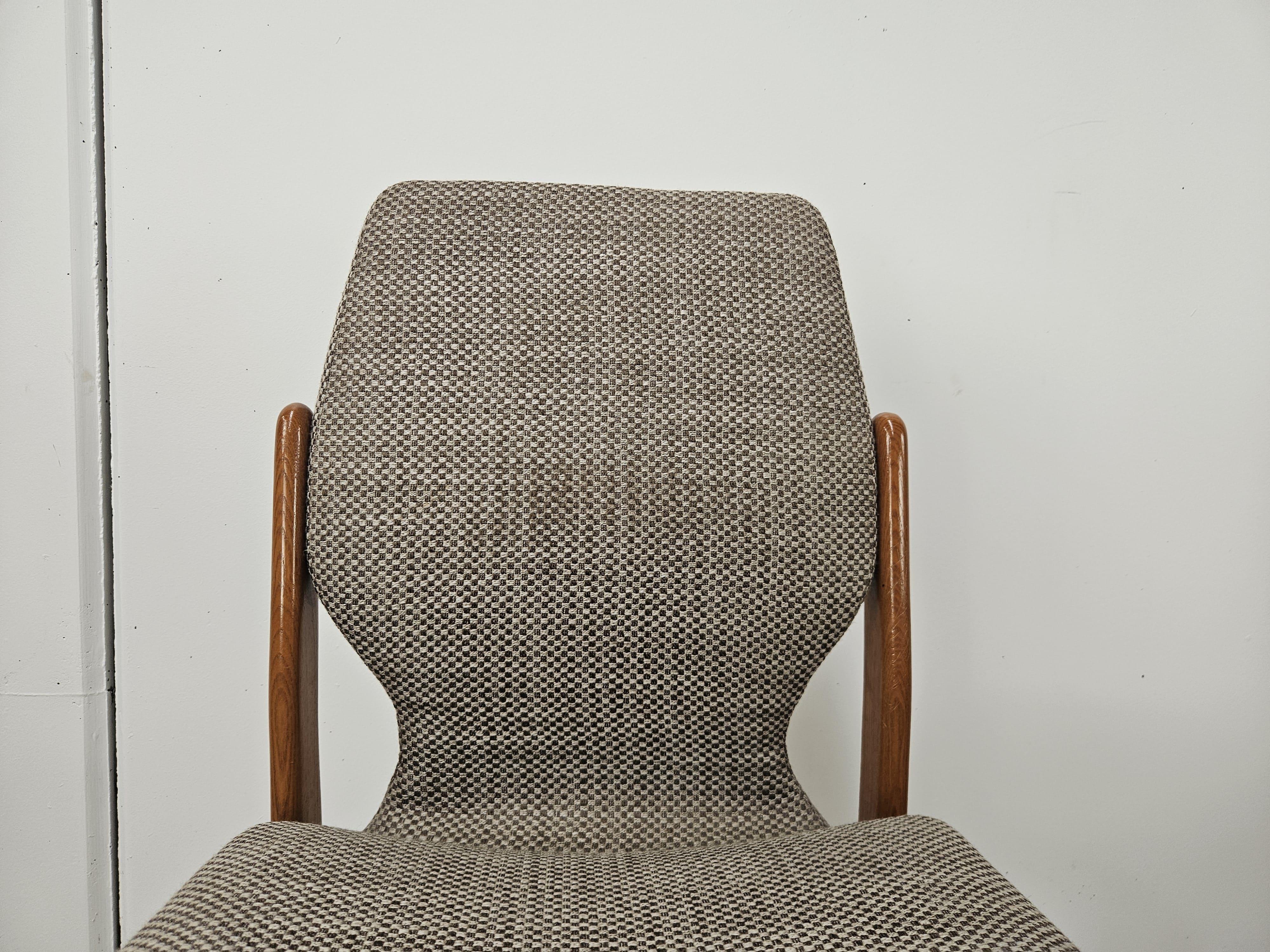Late 20th Century Quatre chaises italiennes des années 1970 en chêne et tissu en vente