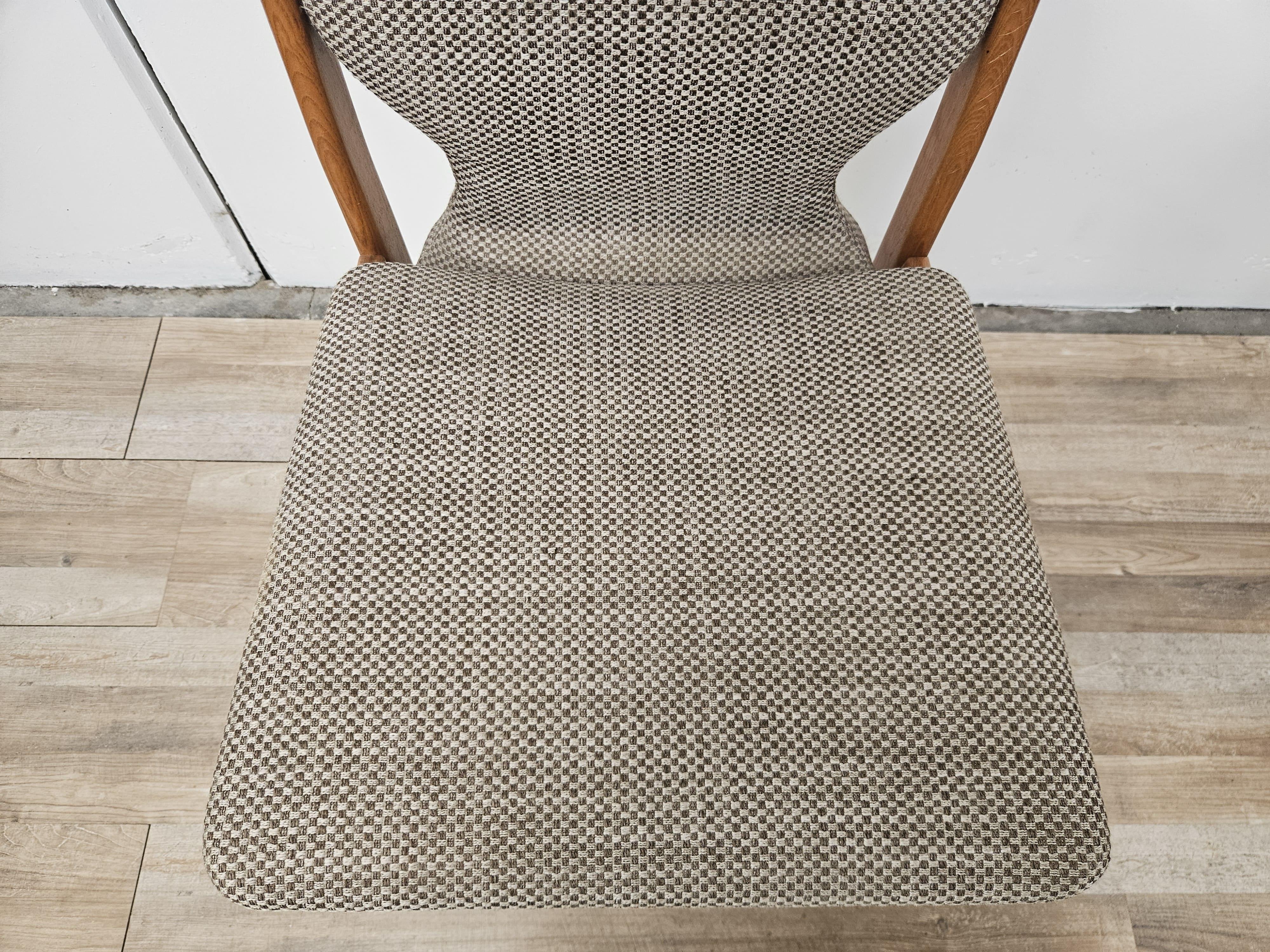 Tissu Quatre chaises italiennes des années 1970 en chêne et tissu en vente