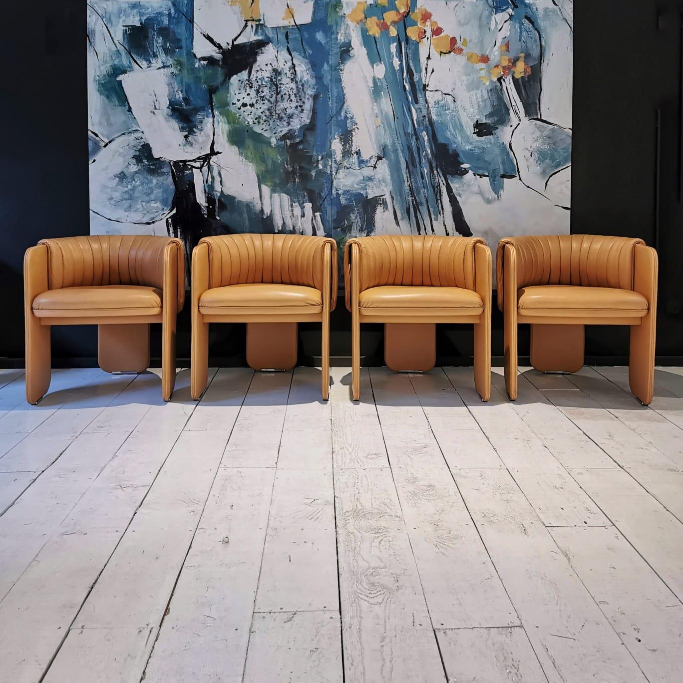Set di poltroncine o sedie originali anni 70 prodotte da Poltrona Frau e disegnate da Luigi Massoni.
Dato l'alto costo di produzione e di acquisto negli anni 70 le sedie sono rare da trovare e si collocavano solo in arredamenti di lusso.
Le sedie