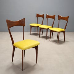 Quatre chaises restaurées des années 50-60 en bois de hêtre et assise en velours