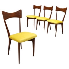 Quatre chaises restaurées des années 50-60 en bois de hêtre et assise en velours