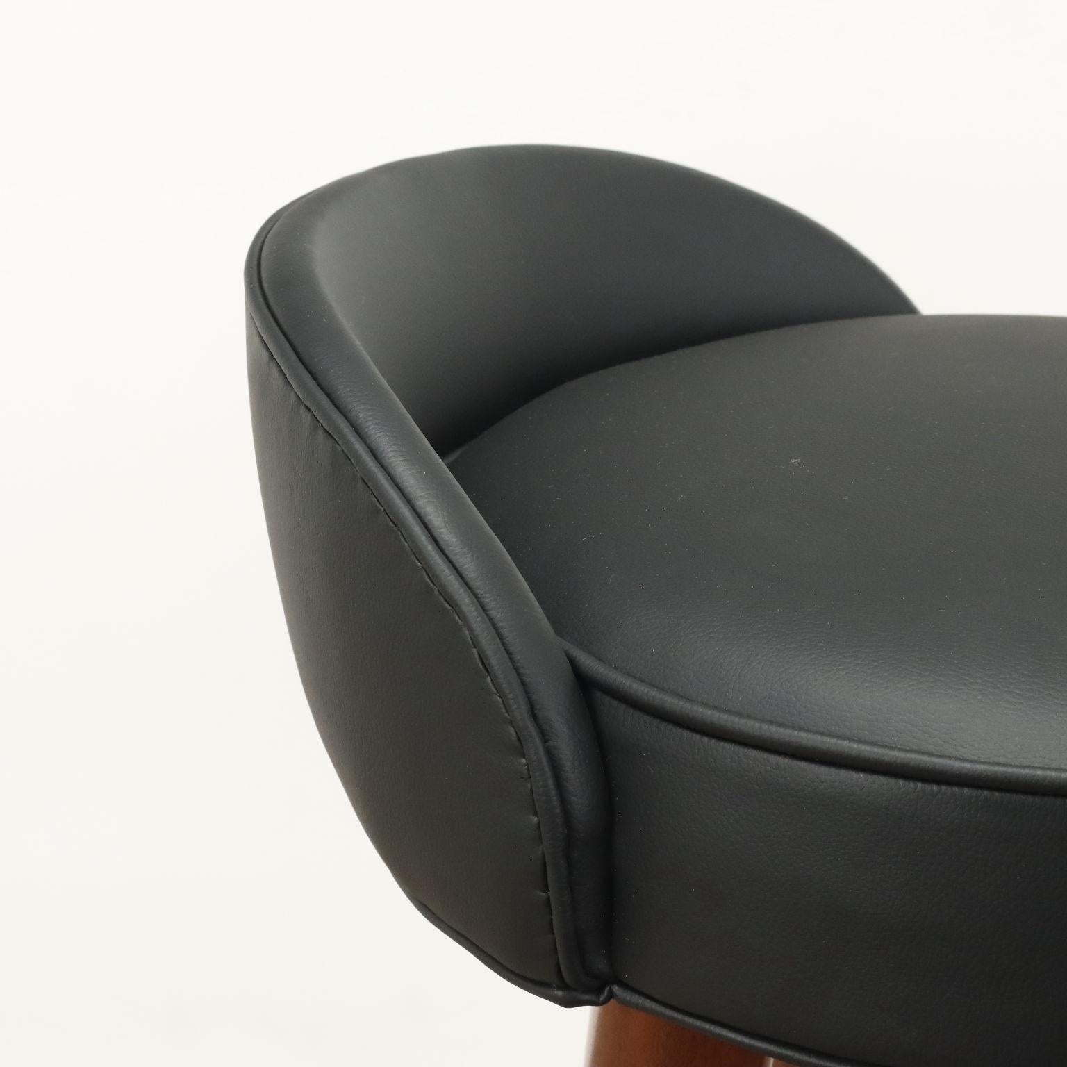 Quattro Sgabelli Anni 50 in similpelle nera, restaurati In Excellent Condition In Milano, IT