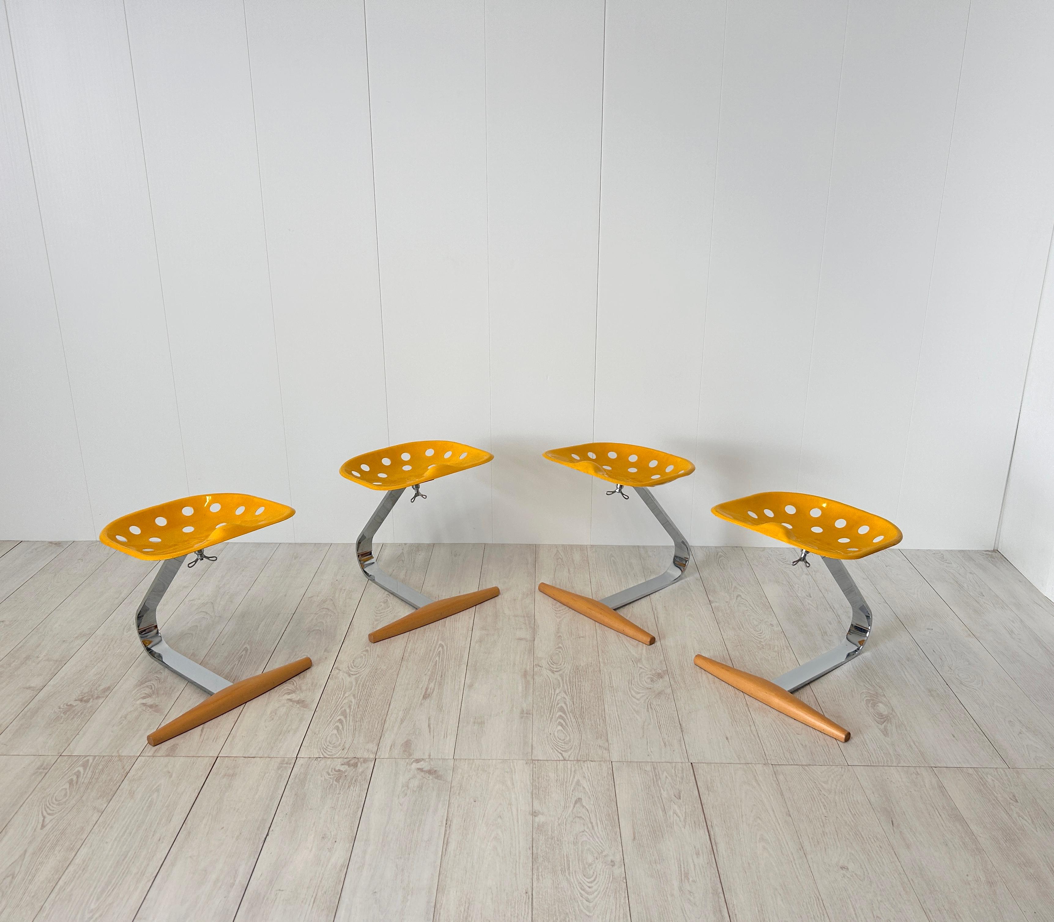 Quattro sgabelli mod. Mezzadro, Achille e Pier Giacomo Castiglioni, Zanotta, '70 5