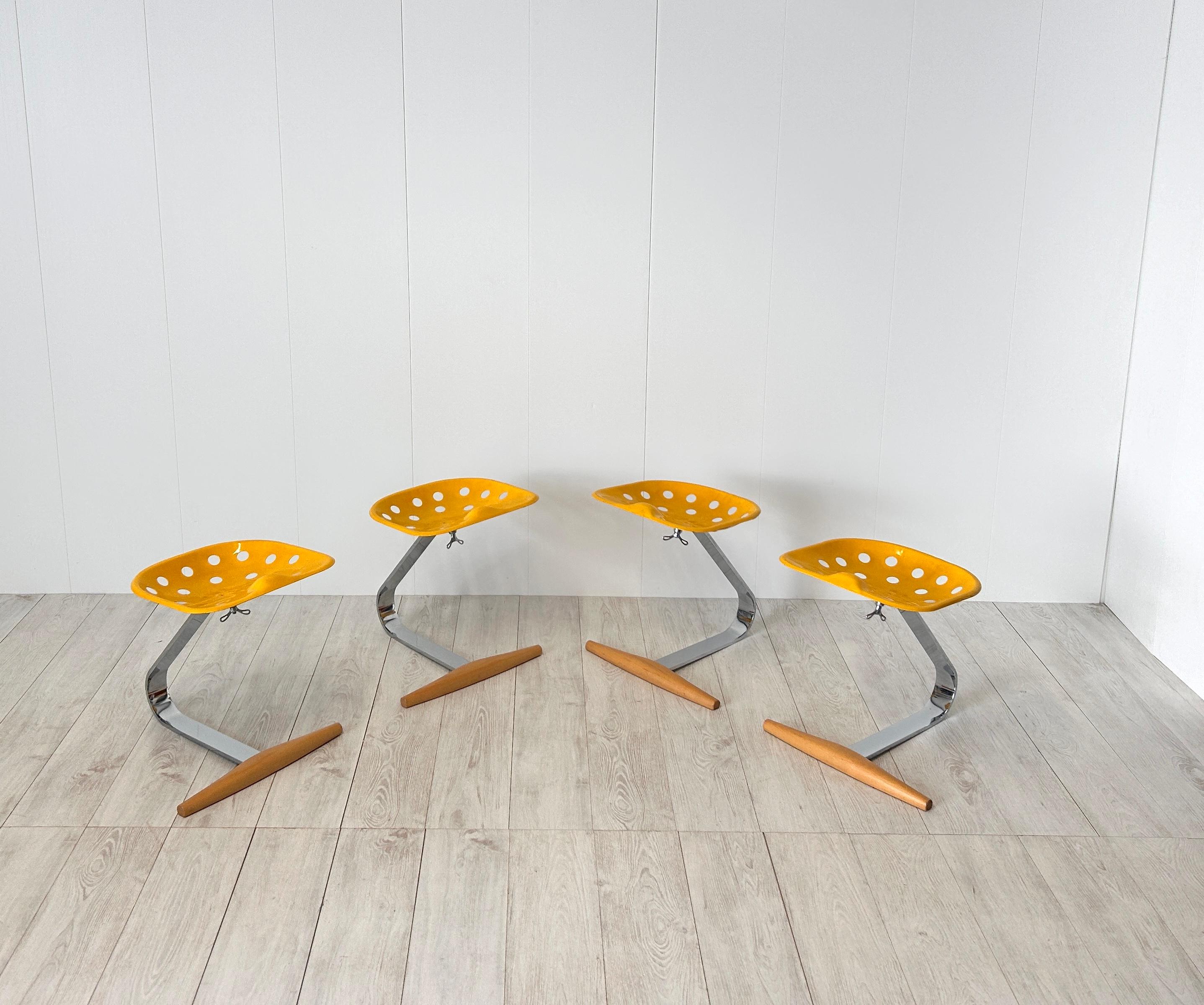Quattro sgabelli mod. Mezzadro, Achille e Pier Giacomo Castiglioni, Zanotta, '70 7