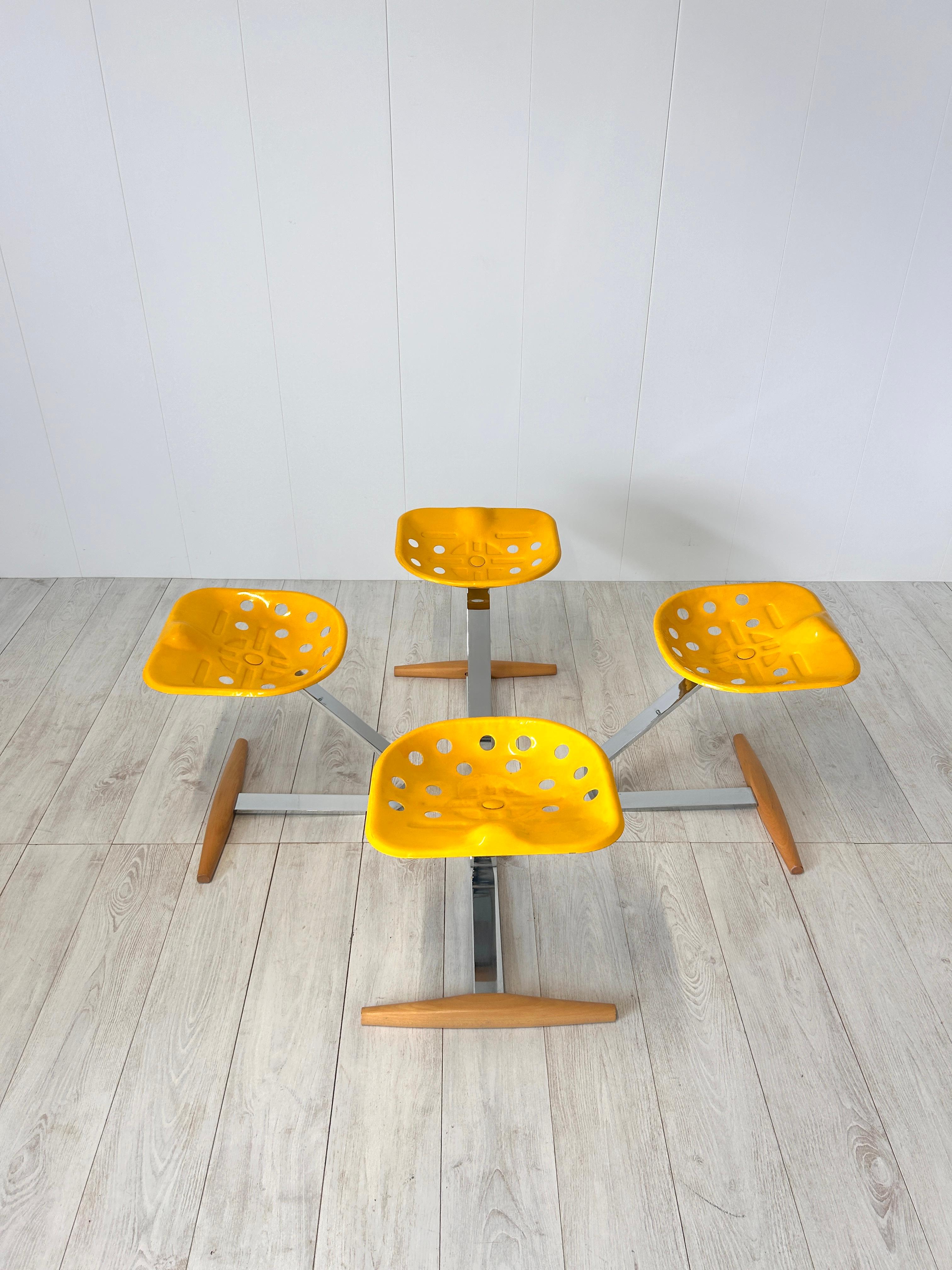 Quattro sgabelli mod. Mezzadro di Achille e Pier Giacomo Castiglioni, produzione Zanotta anni '70. 
Etichetta del produttore sotto la seduta

Il progetto Mezzadro esprime forse in modo più evidente la volontà di usare una parte di un oggetto