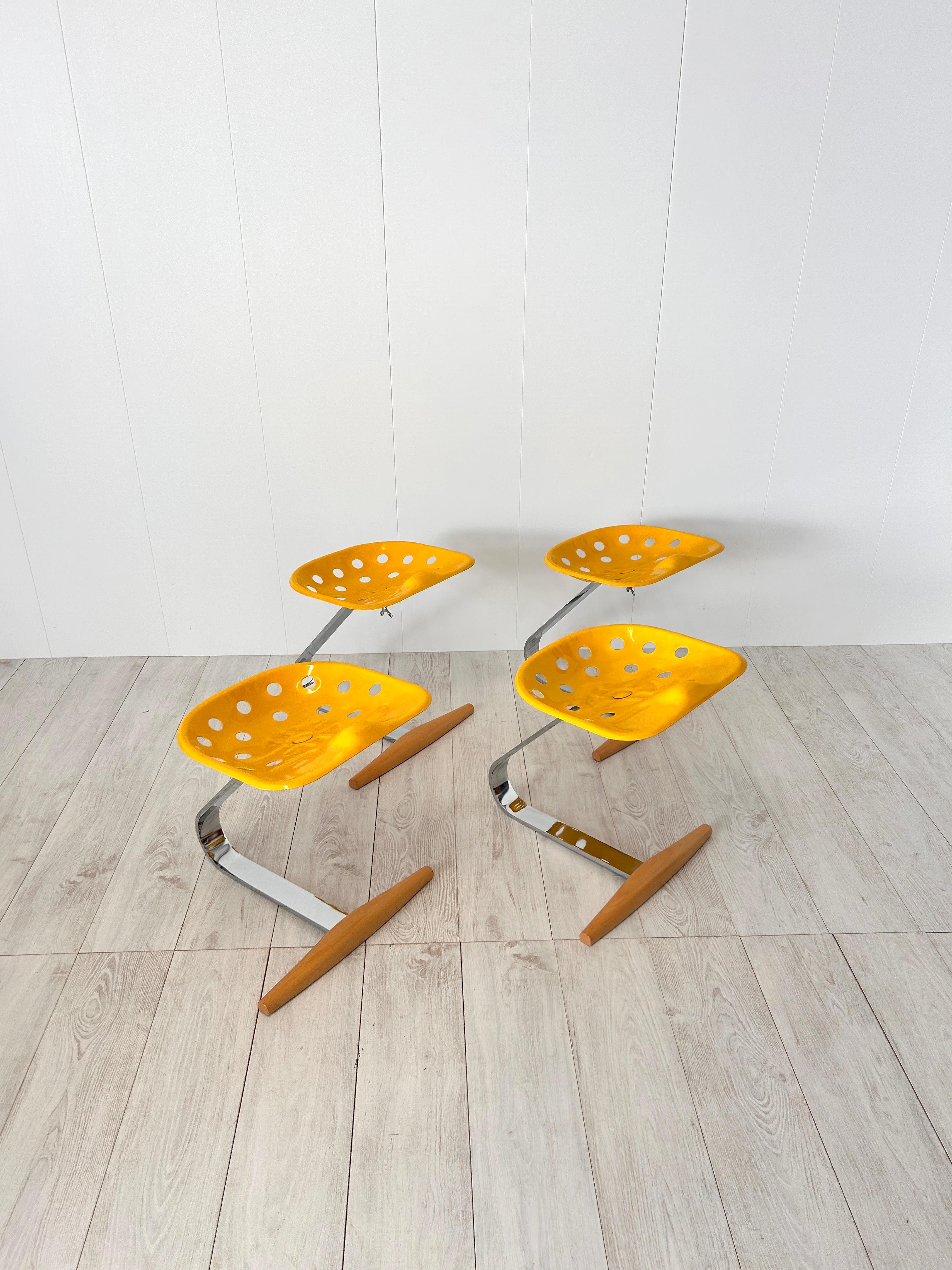 Quattro sgabelli mod. Mezzadro, Achille e Pier Giacomo Castiglioni, Zanotta, '70 2