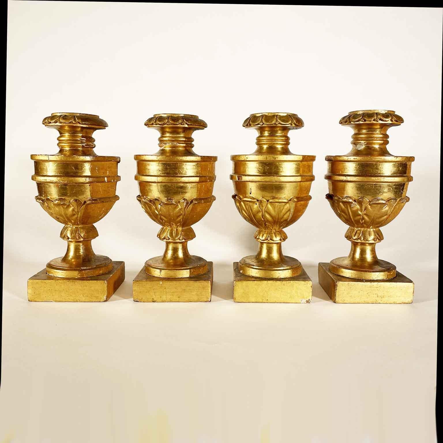 Quattro Vasi Impero Italiani 1700 Basi per Lampade in Legno Dorato e Intagliato (Empire) im Angebot