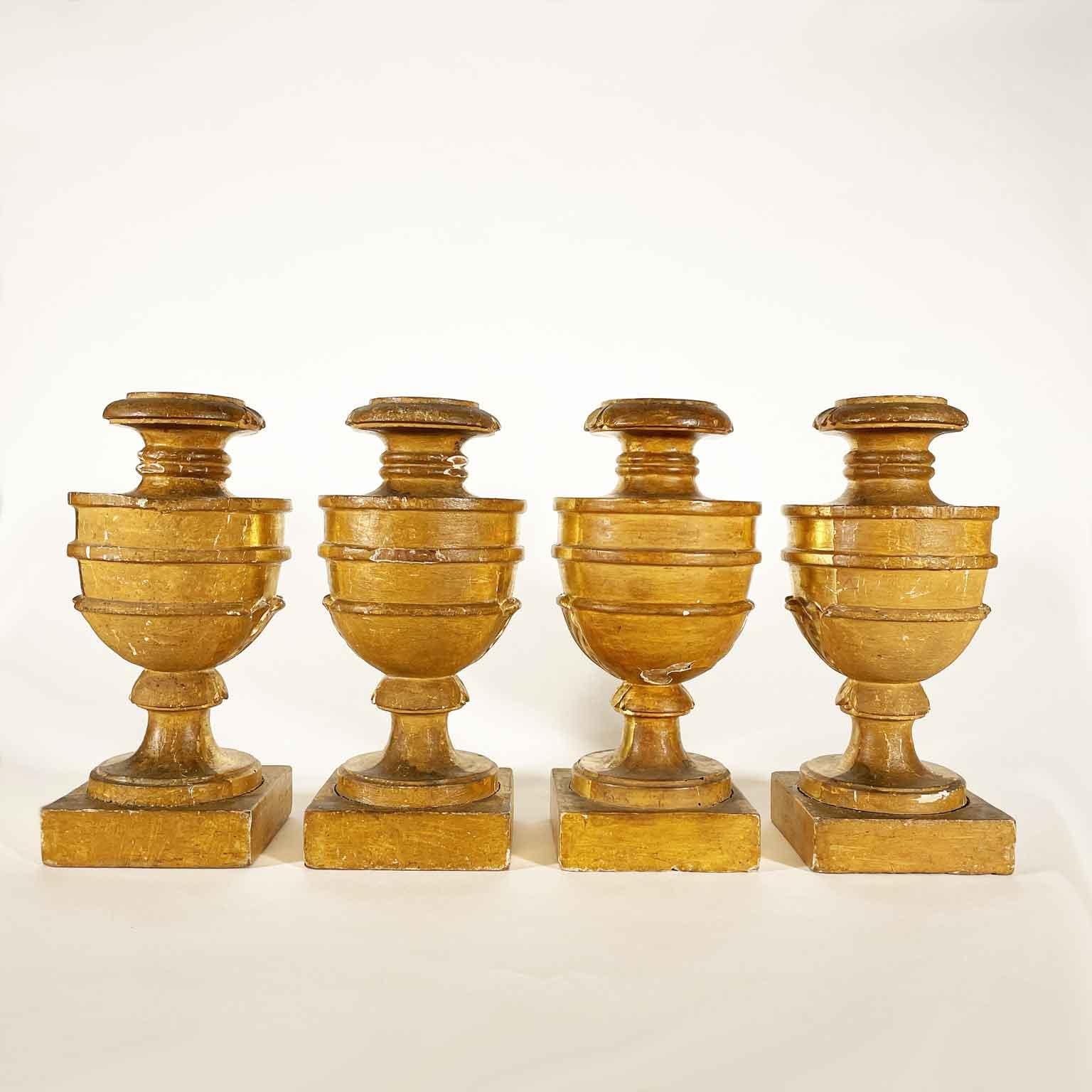 Quattro Vasi Impero Italiani 1700 Basi per Lampade in Legno Dorato e Intagliato (Handgeschnitzt) im Angebot