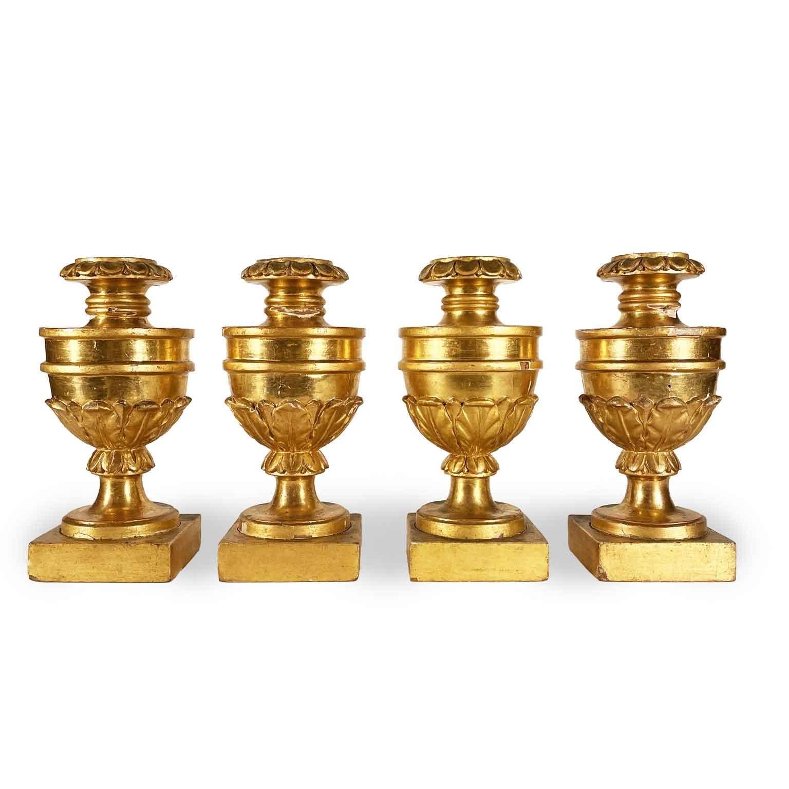 Quattro Vasi Impero Italiani 1700 Basi per Lampade in Legno Dorato e Intagliato im Zustand „Gut“ im Angebot in Milano, MI