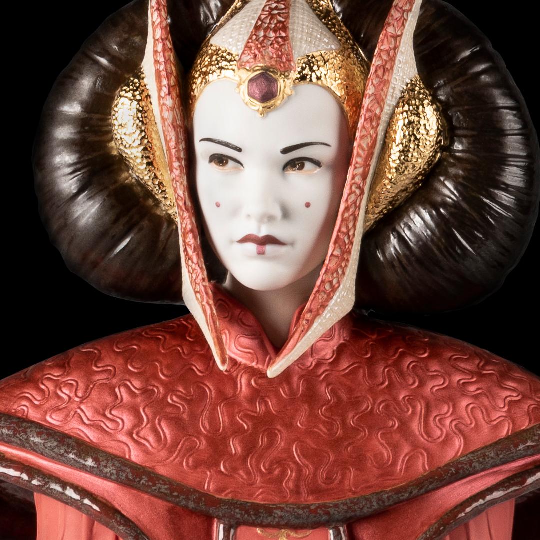 One of the female characters of the most famous fantasy saga in history is faithfully reproduced in this porcelain piece which is sure to delight the countless fans of Star Wars all over the globe. Finished in white matte porcelain with touches of