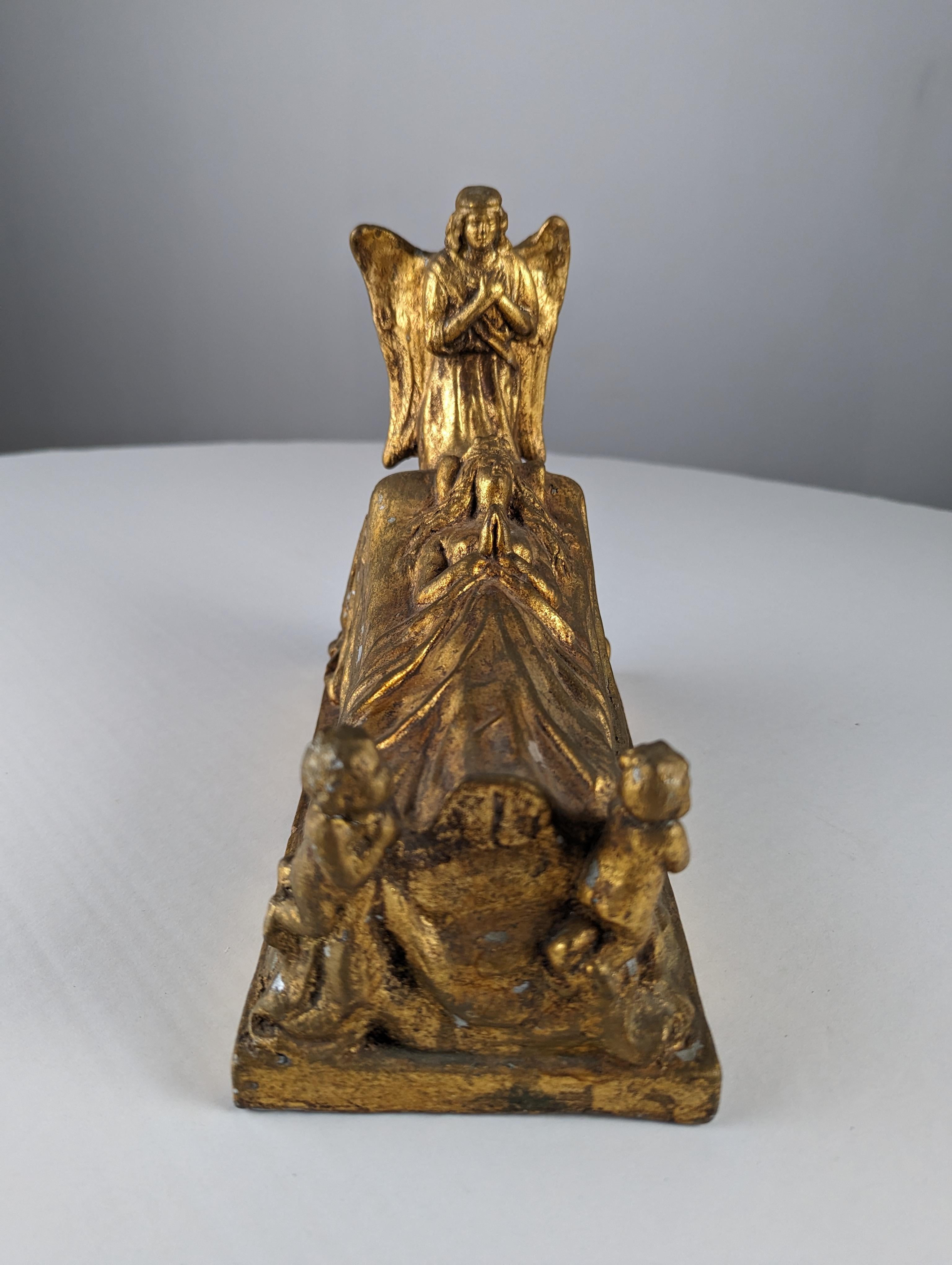 Queen and Angels sculpture in golden terracotta For Sale 6