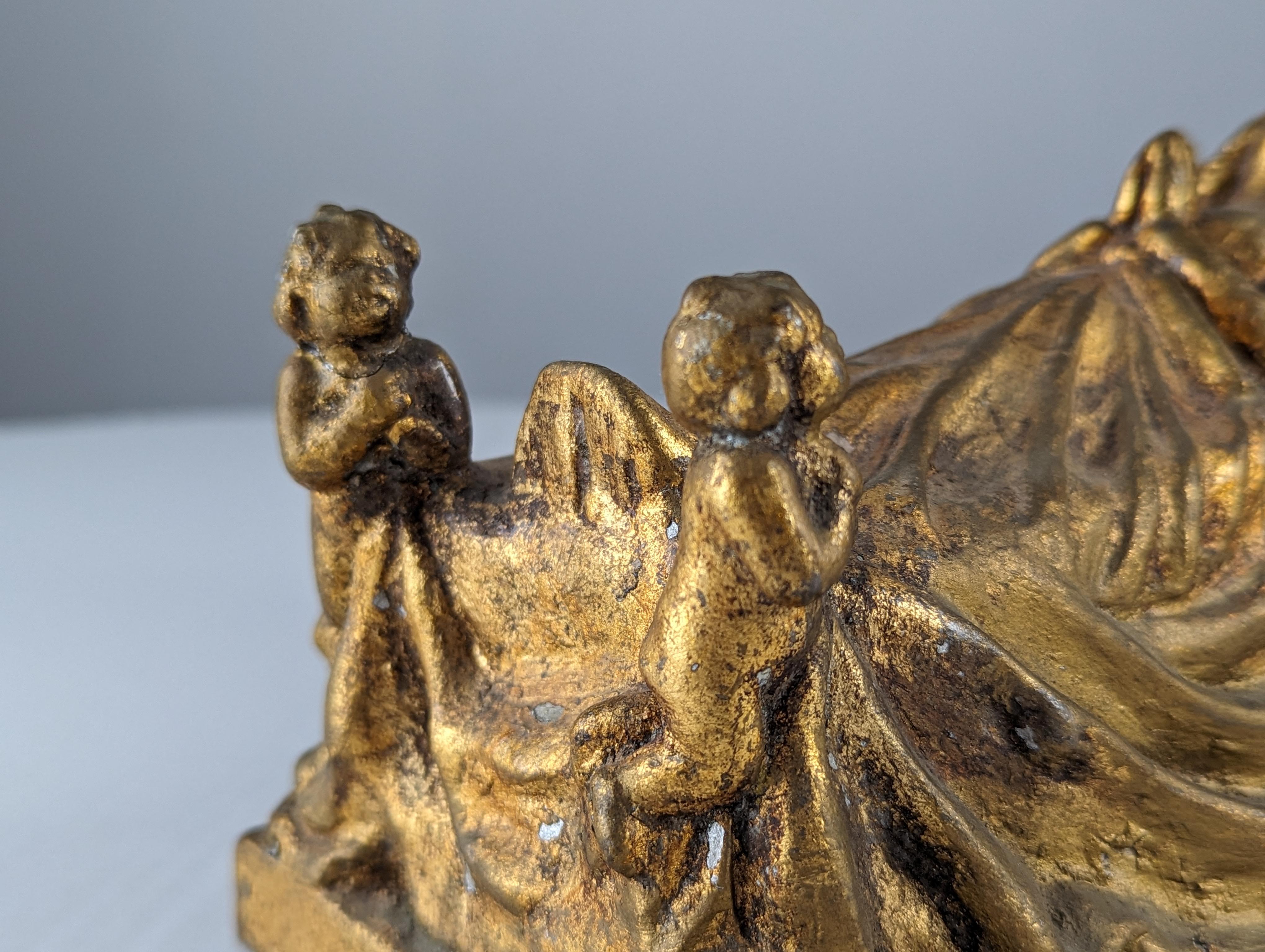 Queen and Angels sculpture in golden terracotta For Sale 11