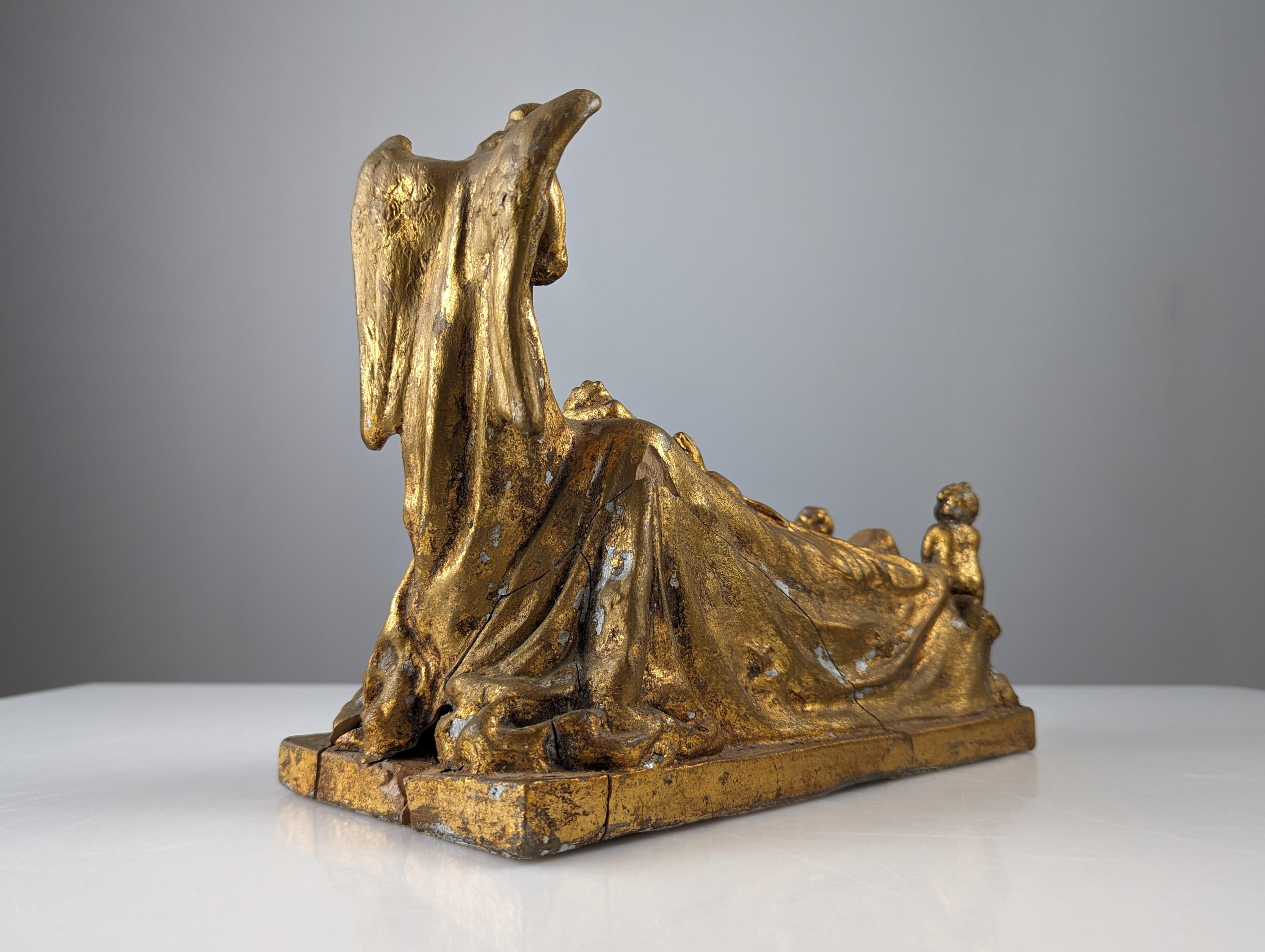 Beautiful sculpture made of gold-patinated terracotta representing a Queen praying accompanied by two cherubs at her feet and an Angel behind her. A piece with a lot of symbolism that transmits emotions.